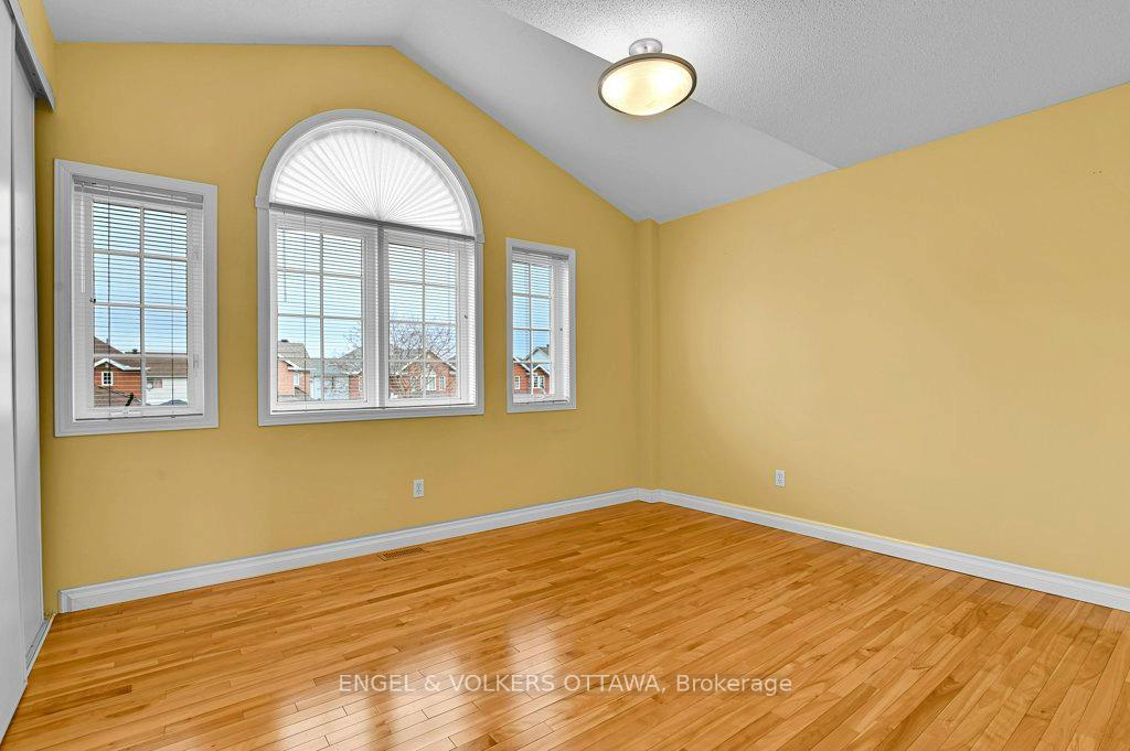 Photo 27 of 38 Whitestone Drive, Ottawa, Central Park — HOMEH