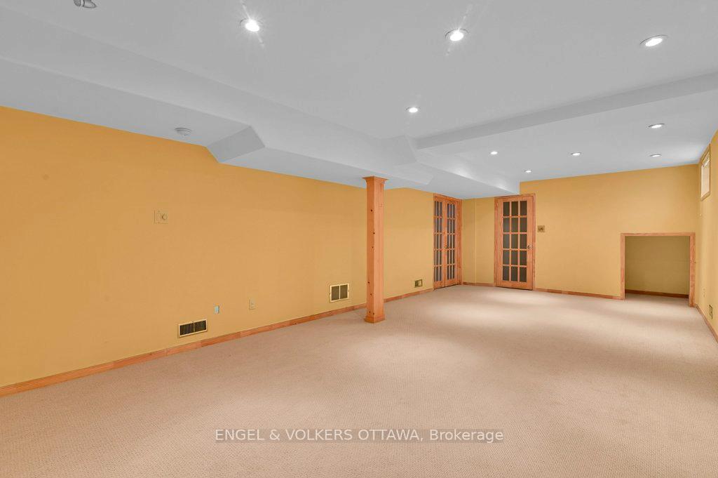 Photo 31 of 38 Whitestone Drive, Ottawa, Central Park — HOMEH