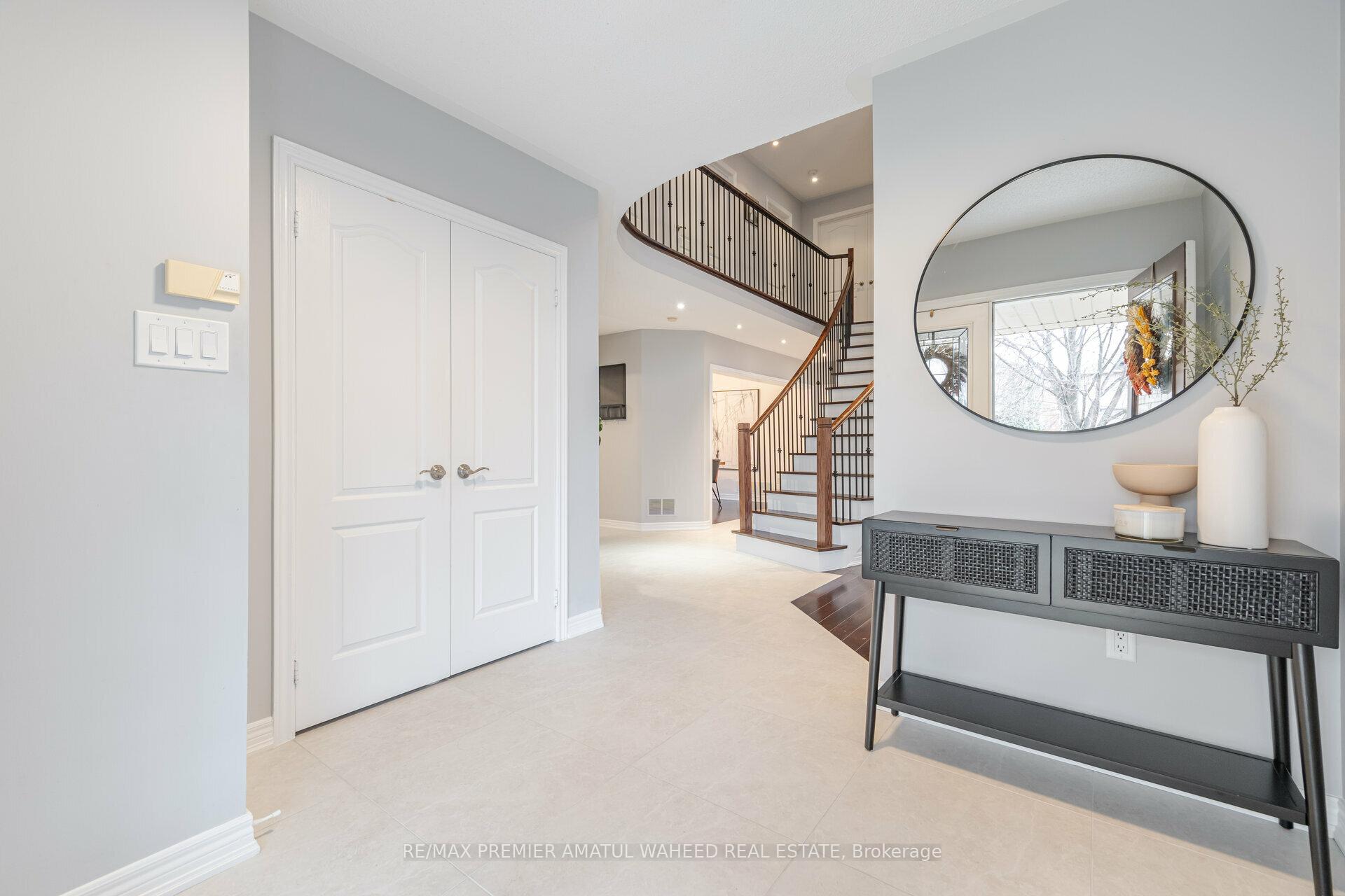 Photo 4 of 53 Crown Crescent, Vaughan, Sonoma Heights — HOMEH