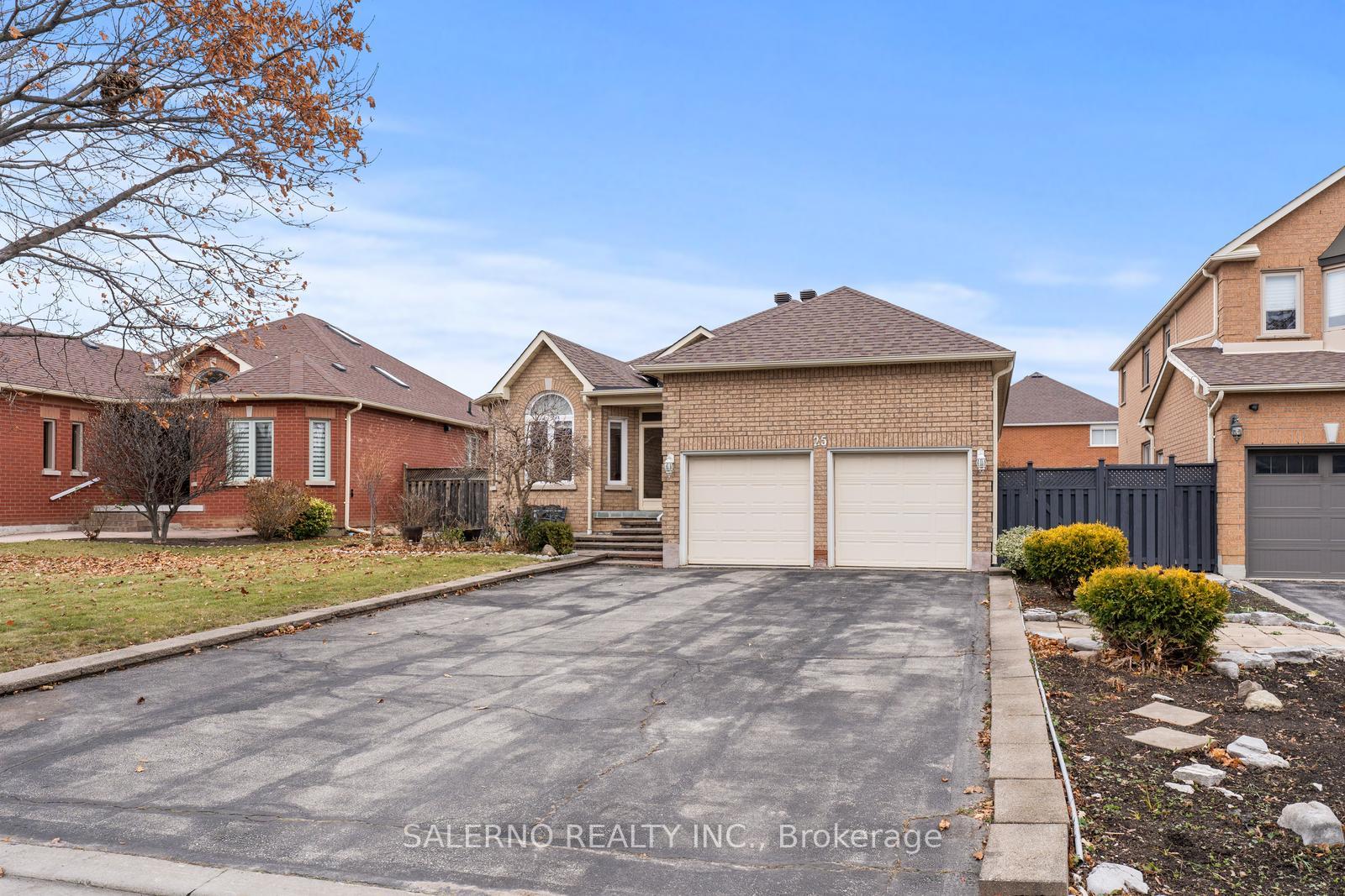 Photo 2 of 25 Lockheed Avenue, Vaughan, Maple — HOMEH