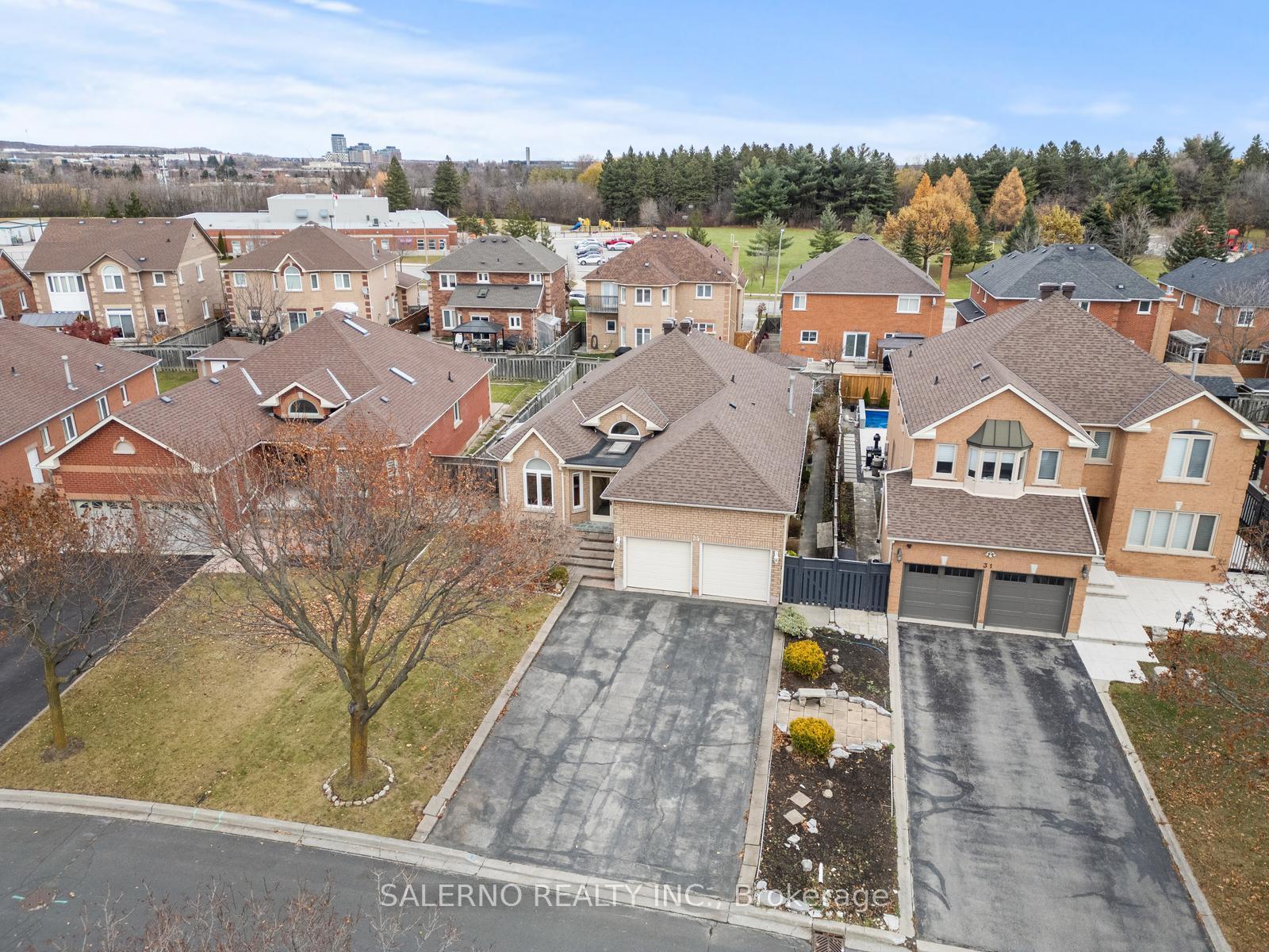 Photo 3 of 25 Lockheed Avenue, Vaughan, Maple — HOMEH