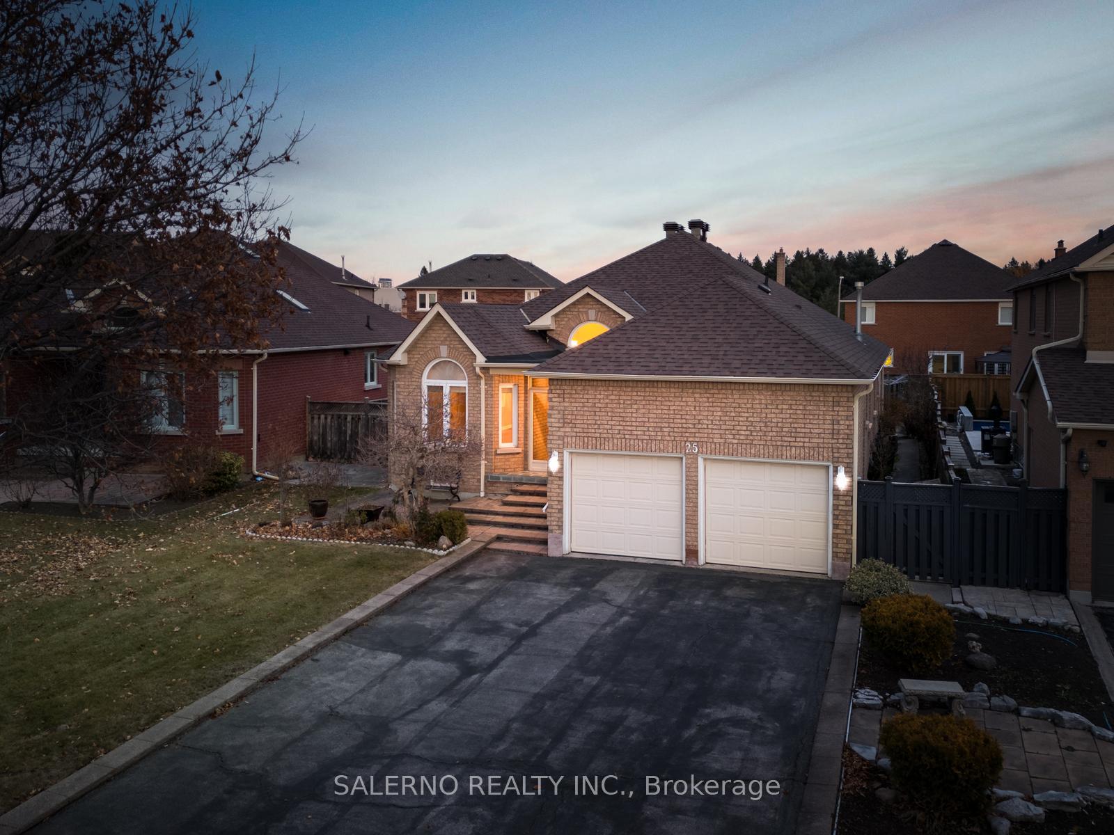 Photo 4 of 25 Lockheed Avenue, Vaughan, Maple — HOMEH