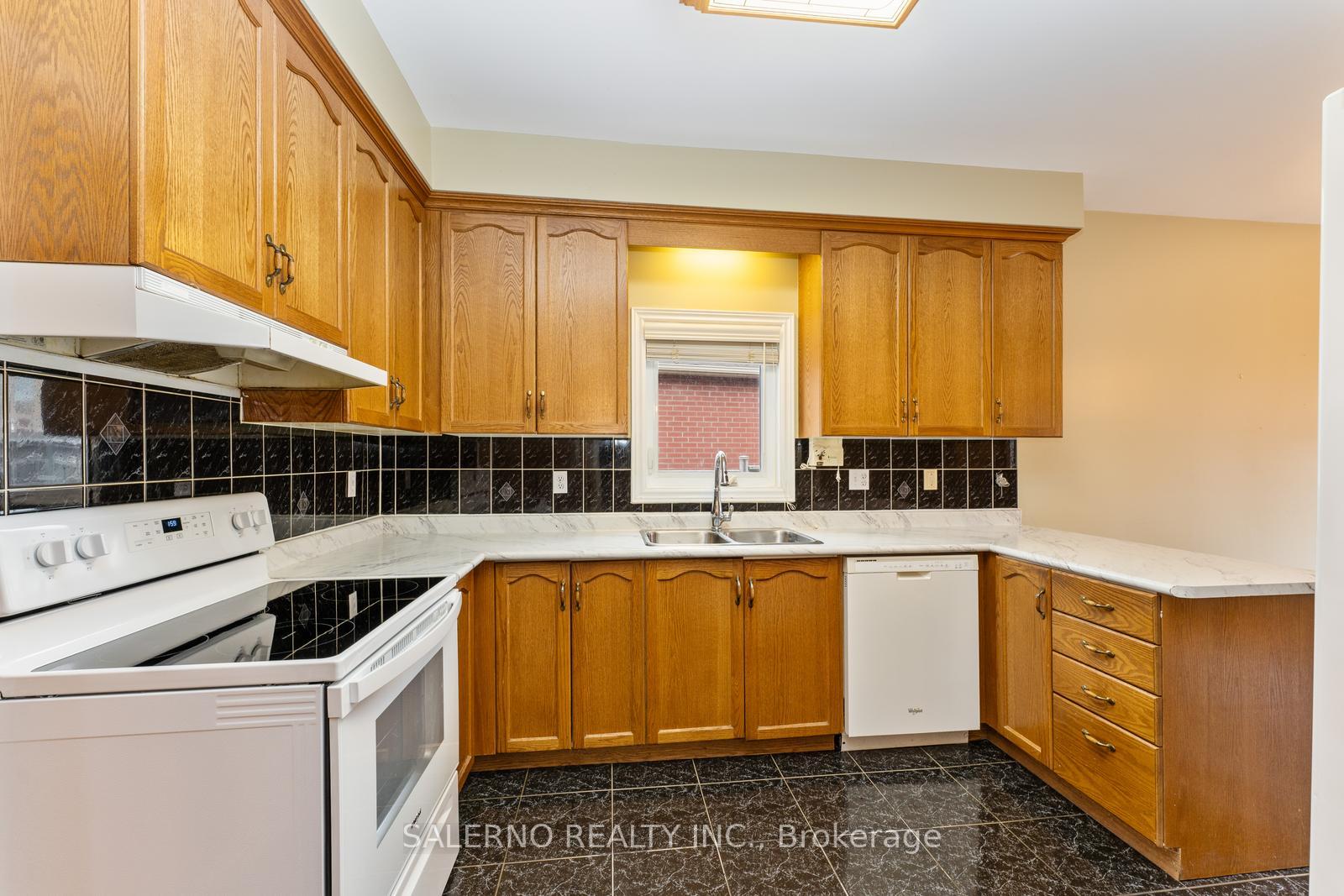 Photo 11 of 25 Lockheed Avenue, Vaughan, Maple — HOMEH