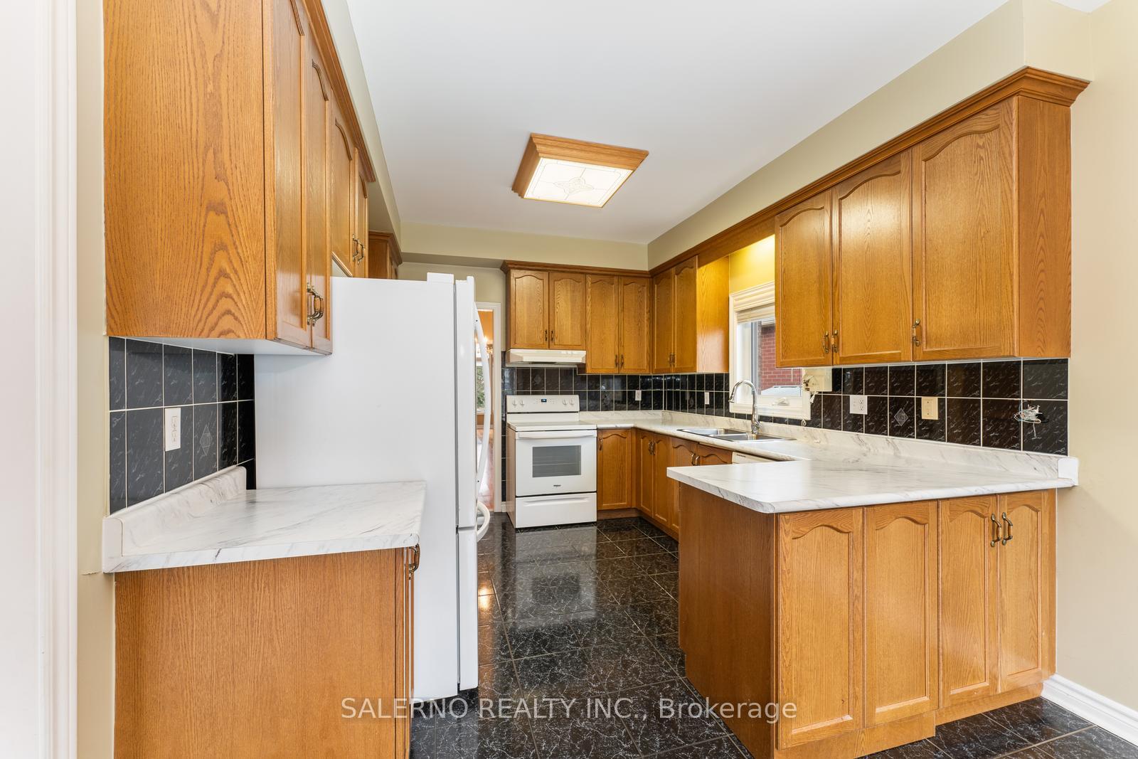 Photo 12 of 25 Lockheed Avenue, Vaughan, Maple — HOMEH