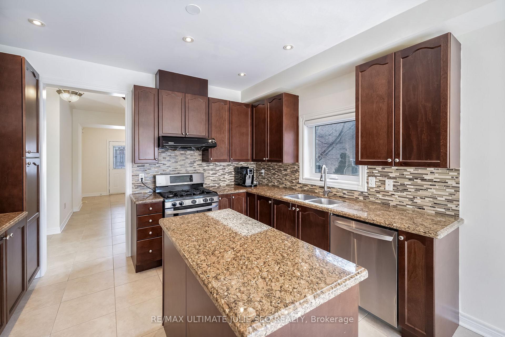 Photo 8 of 161 Black Maple Crescent, Vaughan, Patterson — HOMEH