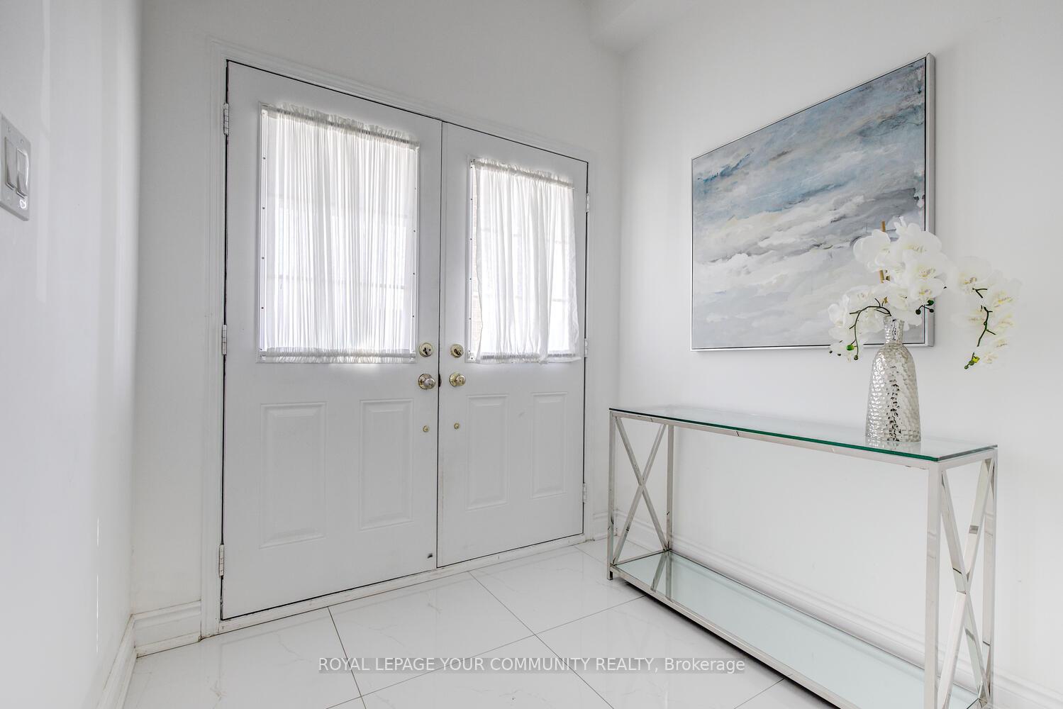 Photo 3 of 62 Laramie Crescent, Vaughan, Patterson — HOMEH