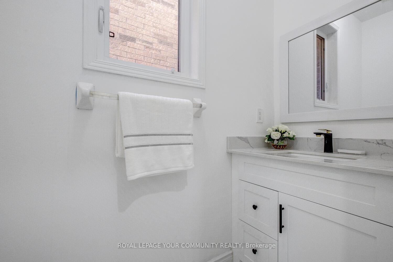 Photo 5 of 62 Laramie Crescent, Vaughan, Patterson — HOMEH