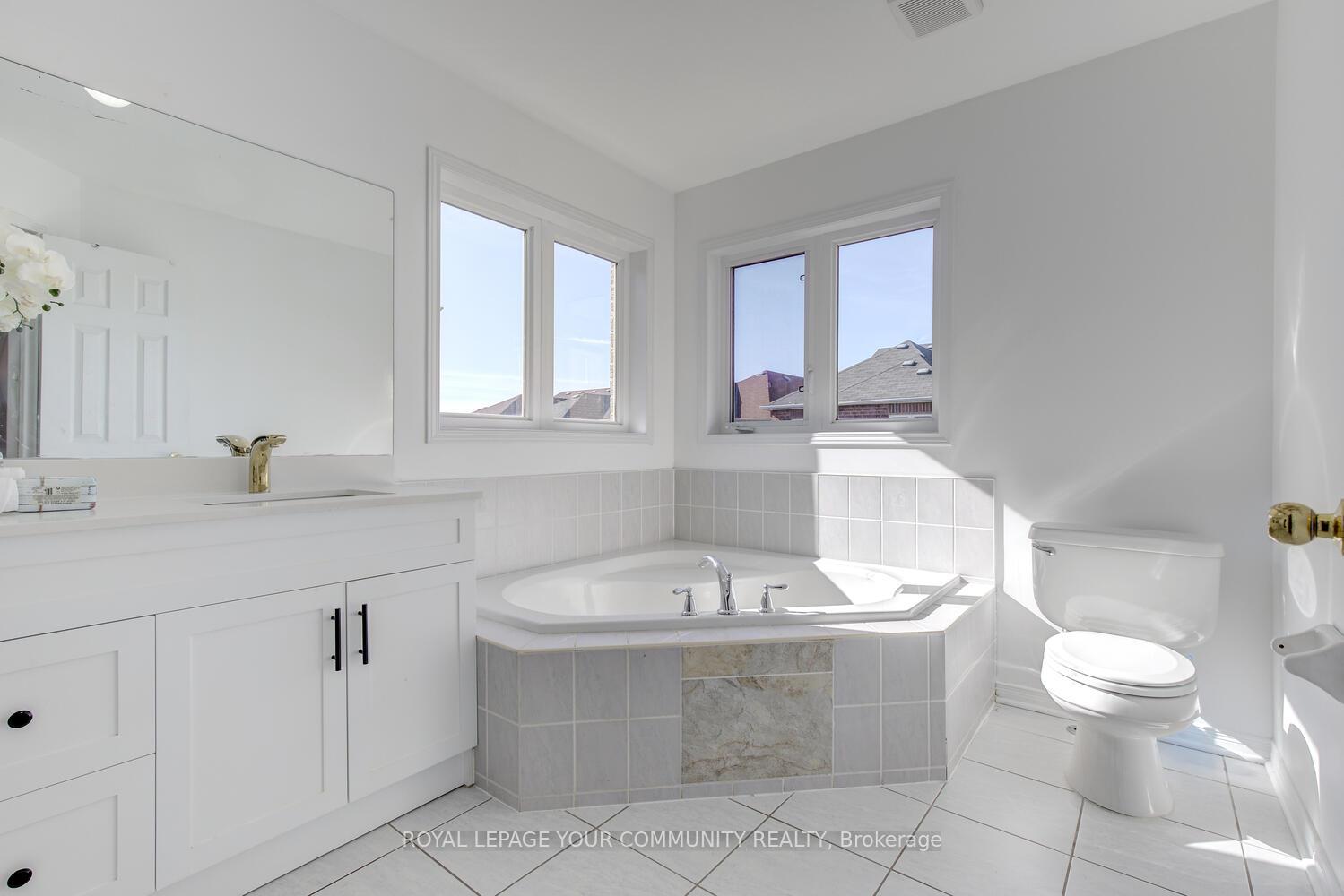 Photo 24 of 62 Laramie Crescent, Vaughan, Patterson — HOMEH