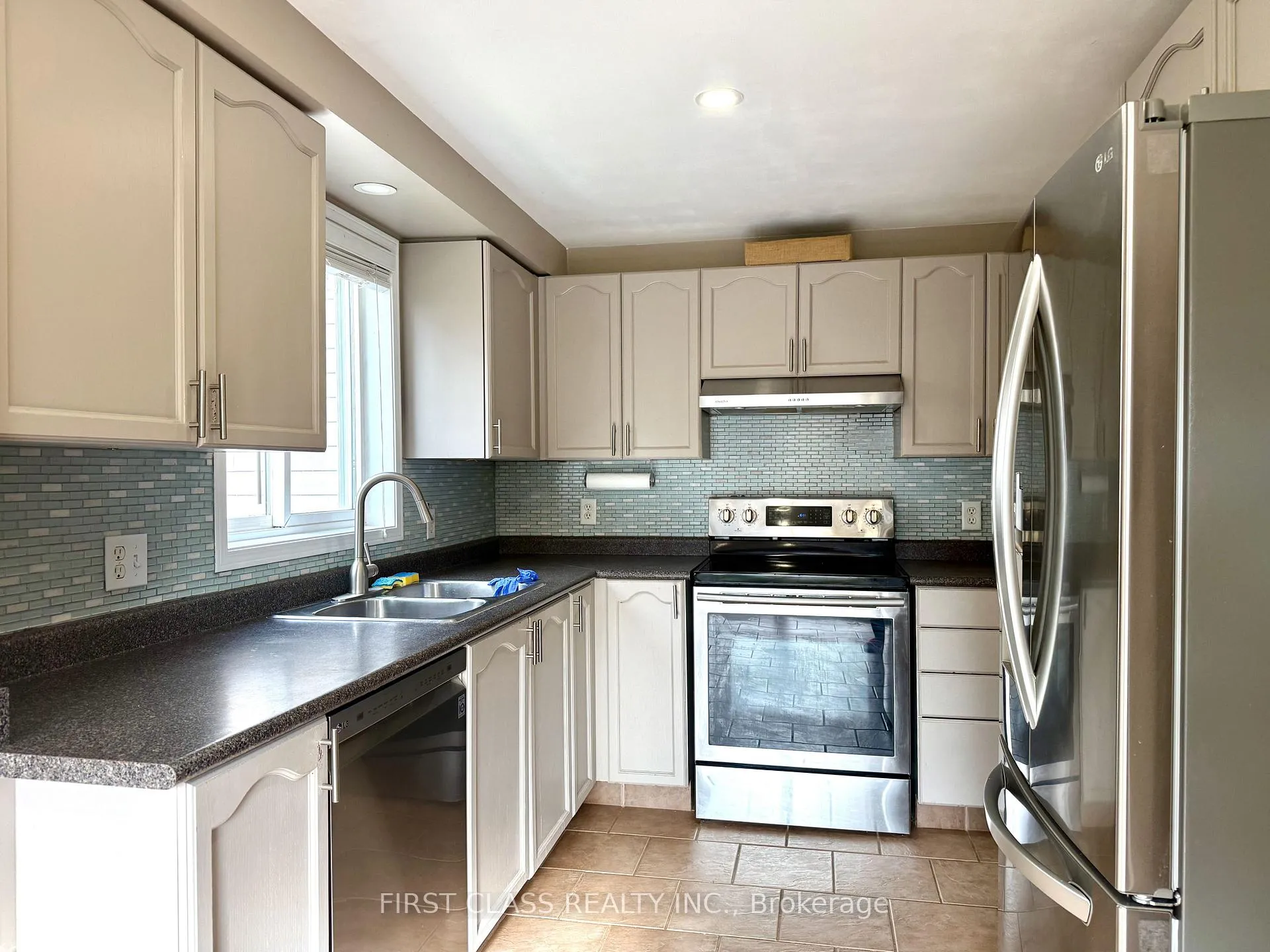Photo 2 of 13 Benjamin Lane, Barrie, Painswick South — HOMEH