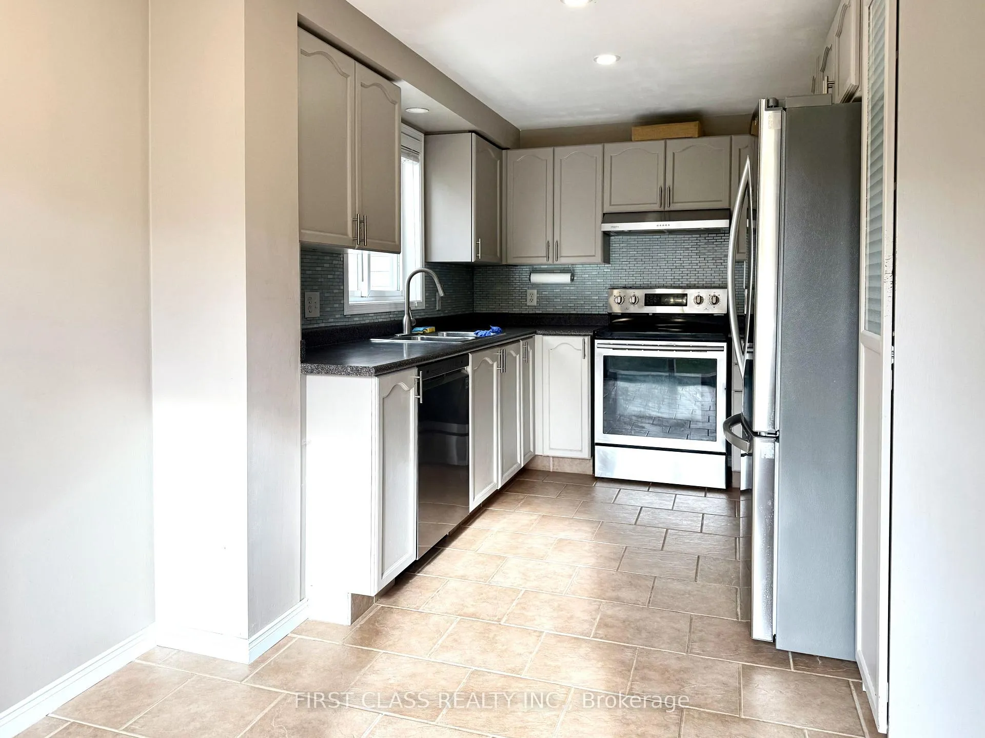 Photo 3 of 13 Benjamin Lane, Barrie, Painswick South — HOMEH