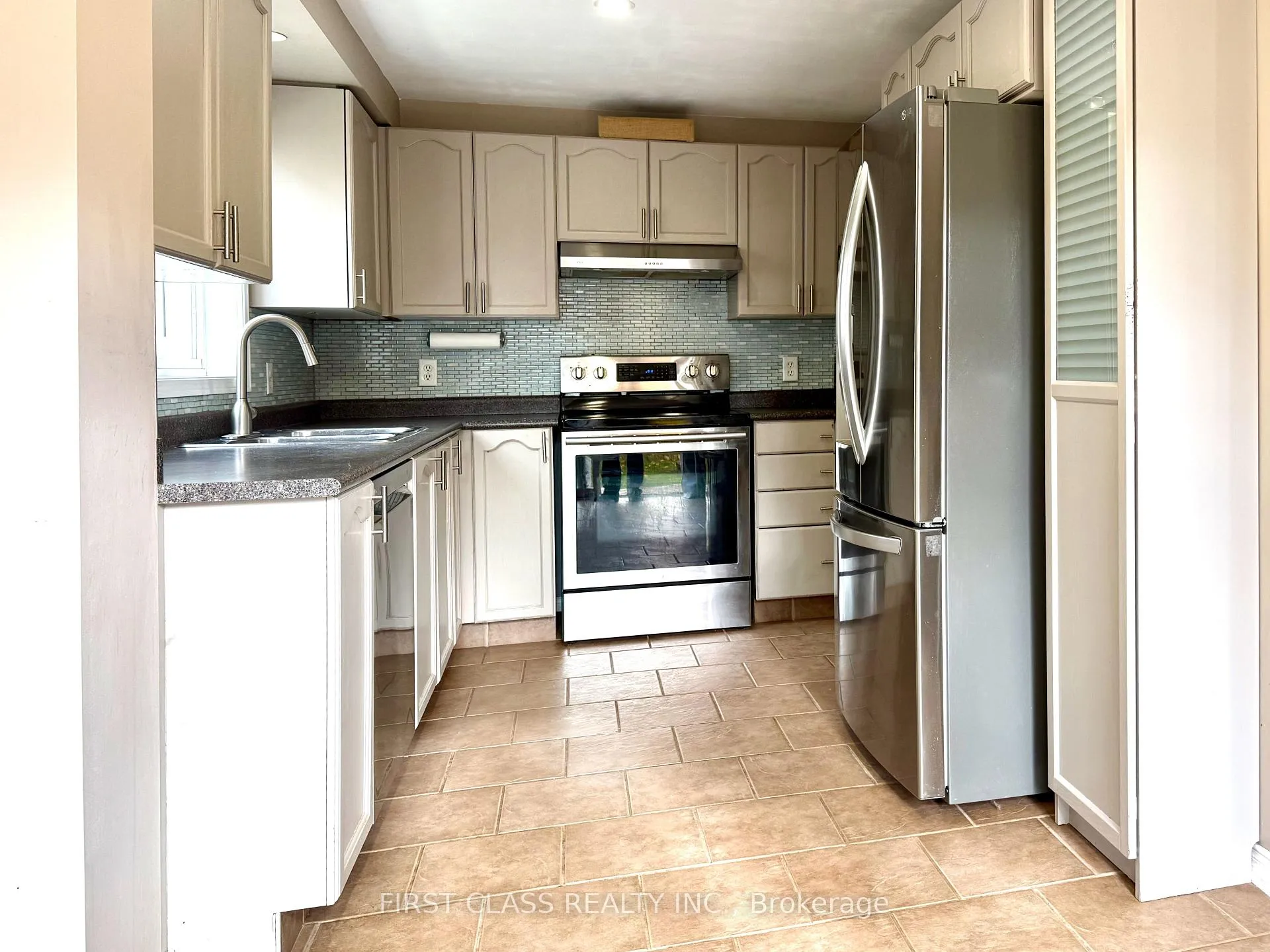 Photo 4 of 13 Benjamin Lane, Barrie, Painswick South — HOMEH