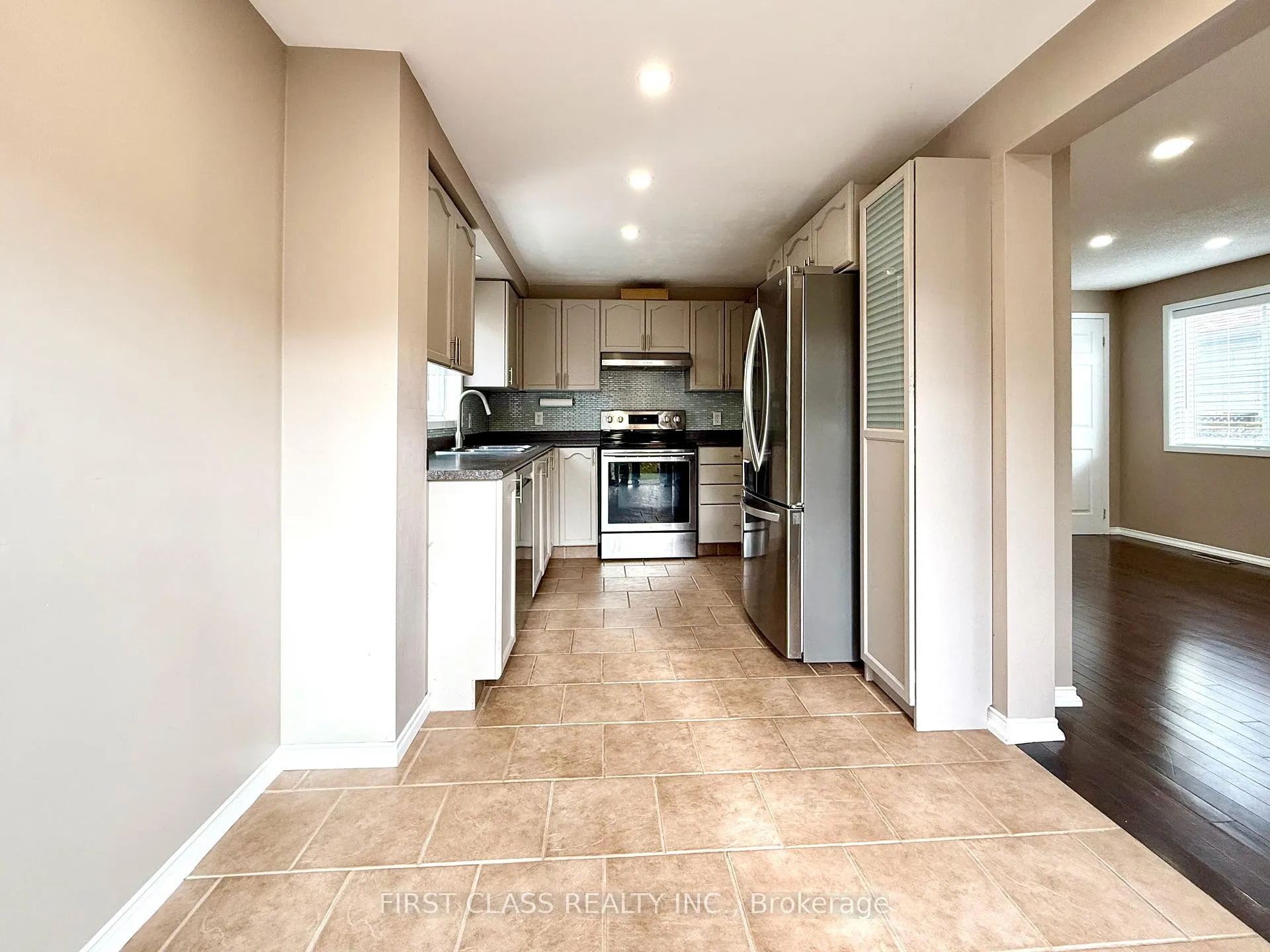 Photo 5 of 13 Benjamin Lane, Barrie, Painswick South — HOMEH