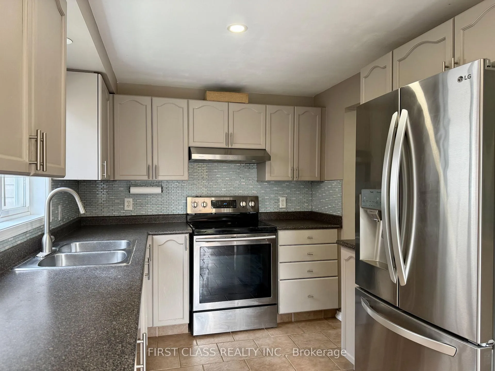Photo 6 of 13 Benjamin Lane, Barrie, Painswick South — HOMEH