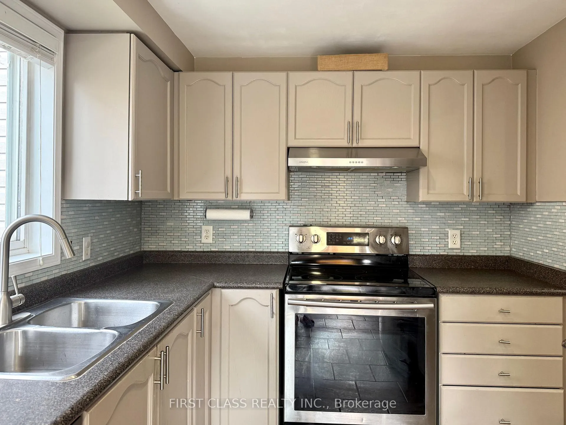 Photo 7 of 13 Benjamin Lane, Barrie, Painswick South — HOMEH