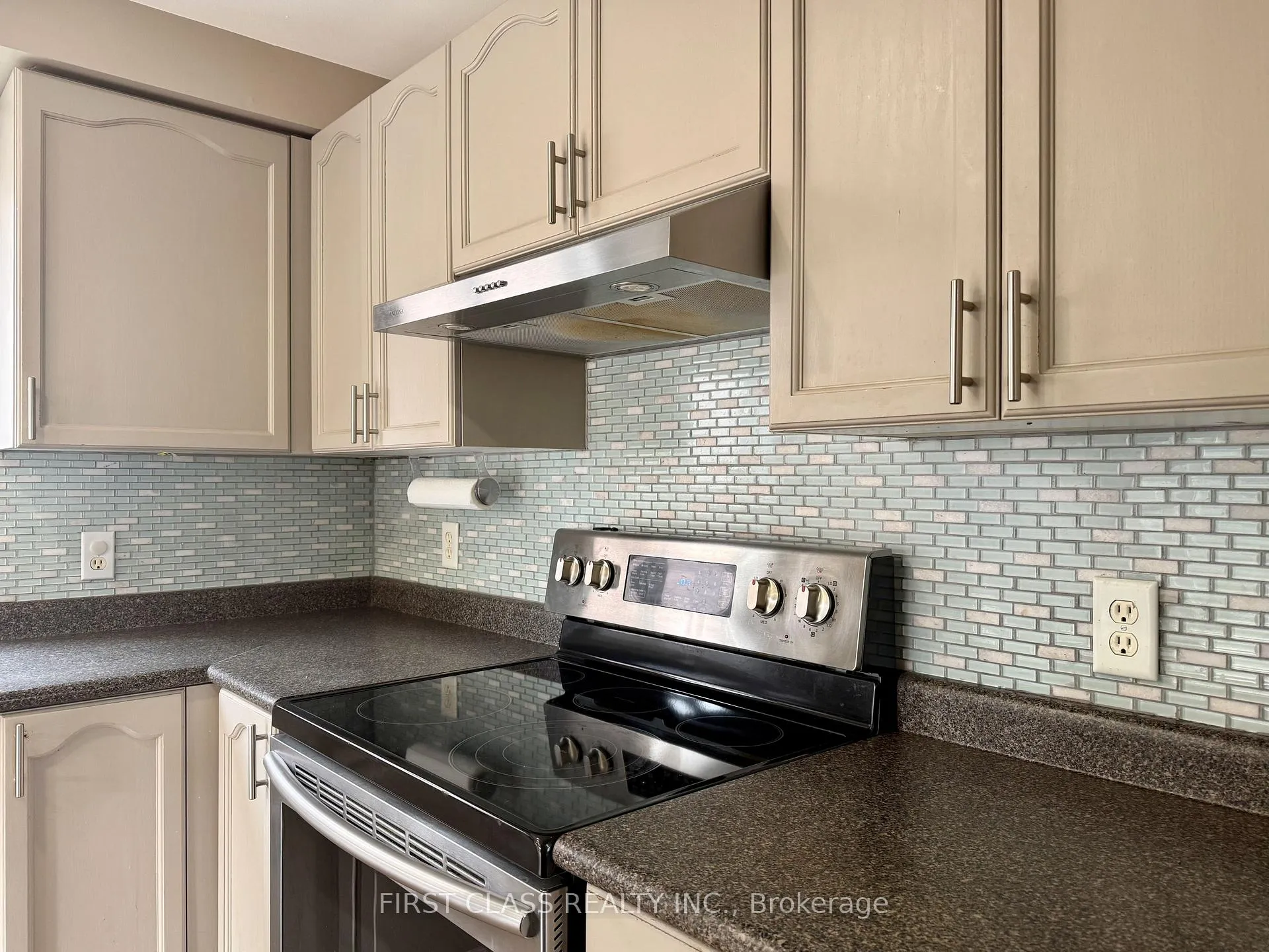 Photo 8 of 13 Benjamin Lane, Barrie, Painswick South — HOMEH
