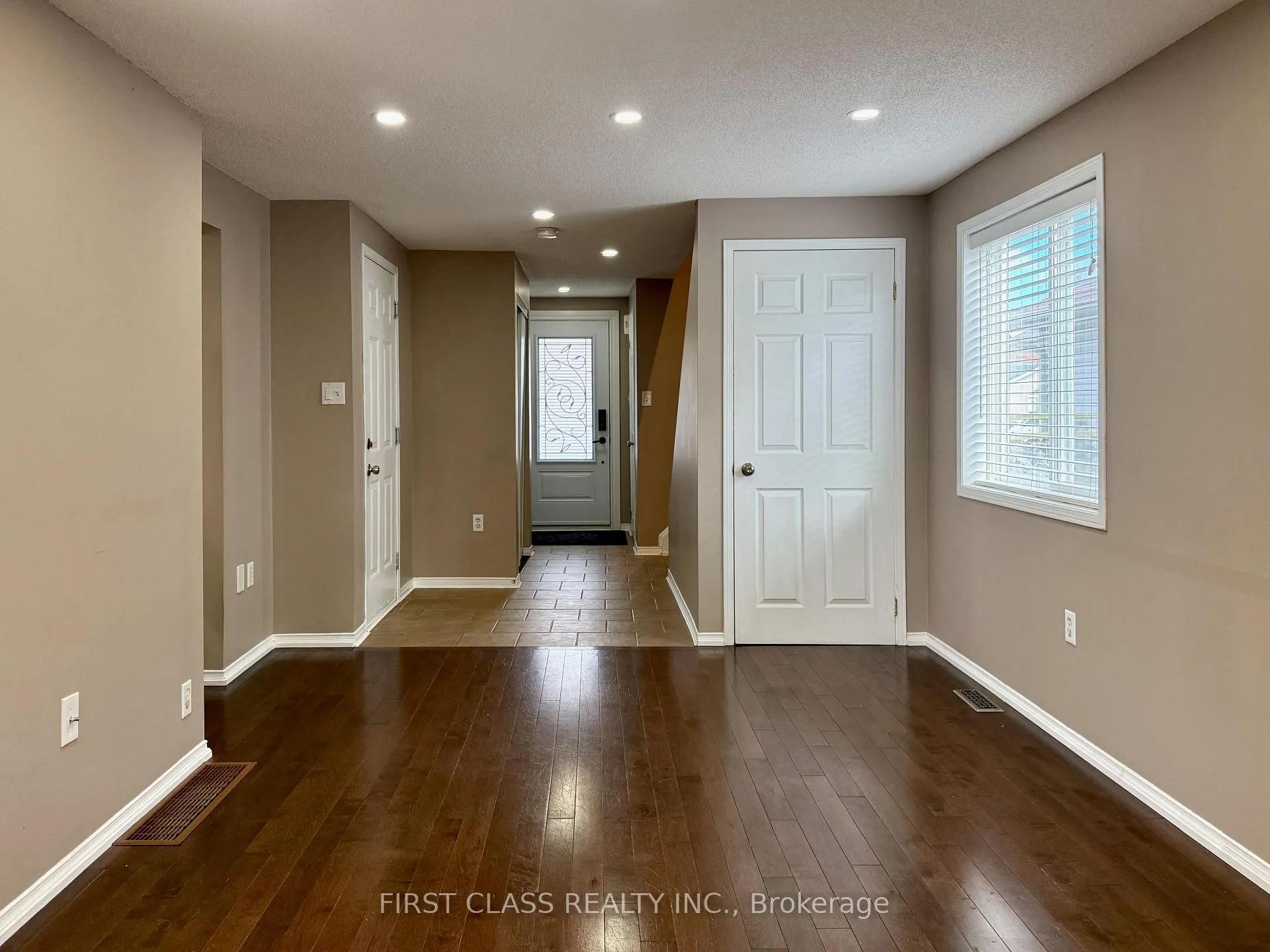 Photo 11 of 13 Benjamin Lane, Barrie, Painswick South — HOMEH
