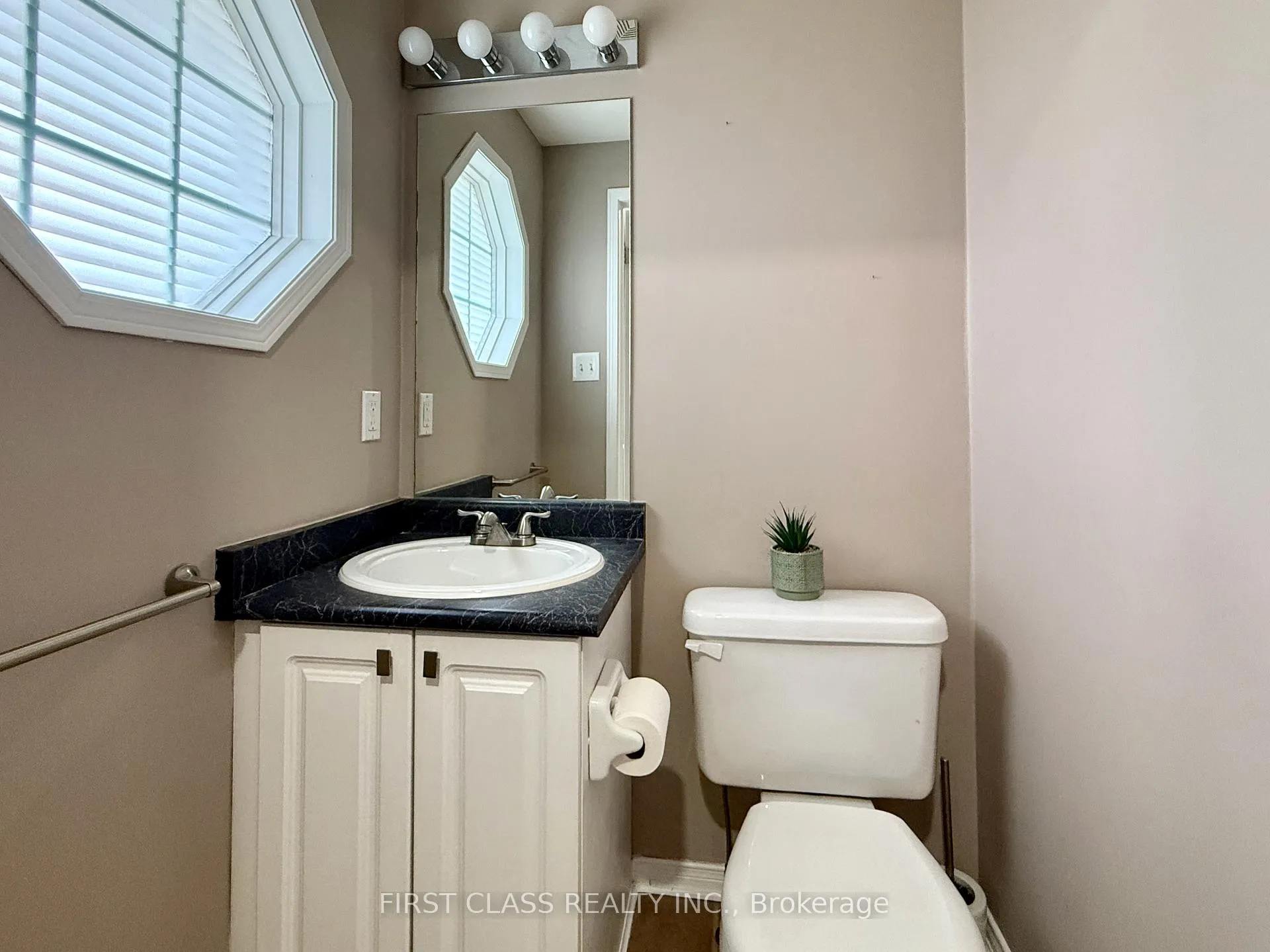Photo 20 of 13 Benjamin Lane, Barrie, Painswick South — HOMEH