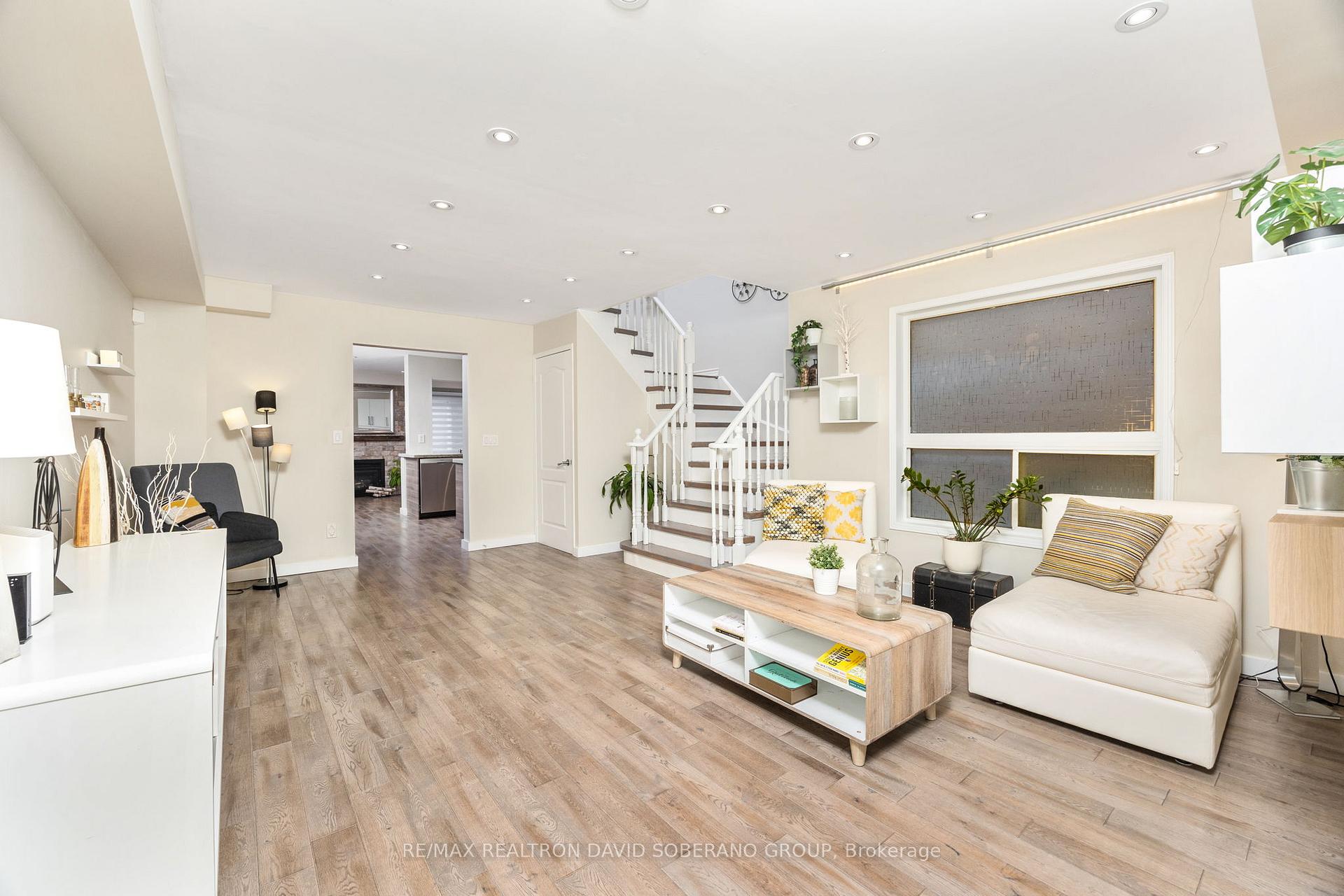 Photo 4 of 144 Benjamin Hood Crescent, Vaughan, Patterson — HOMEH