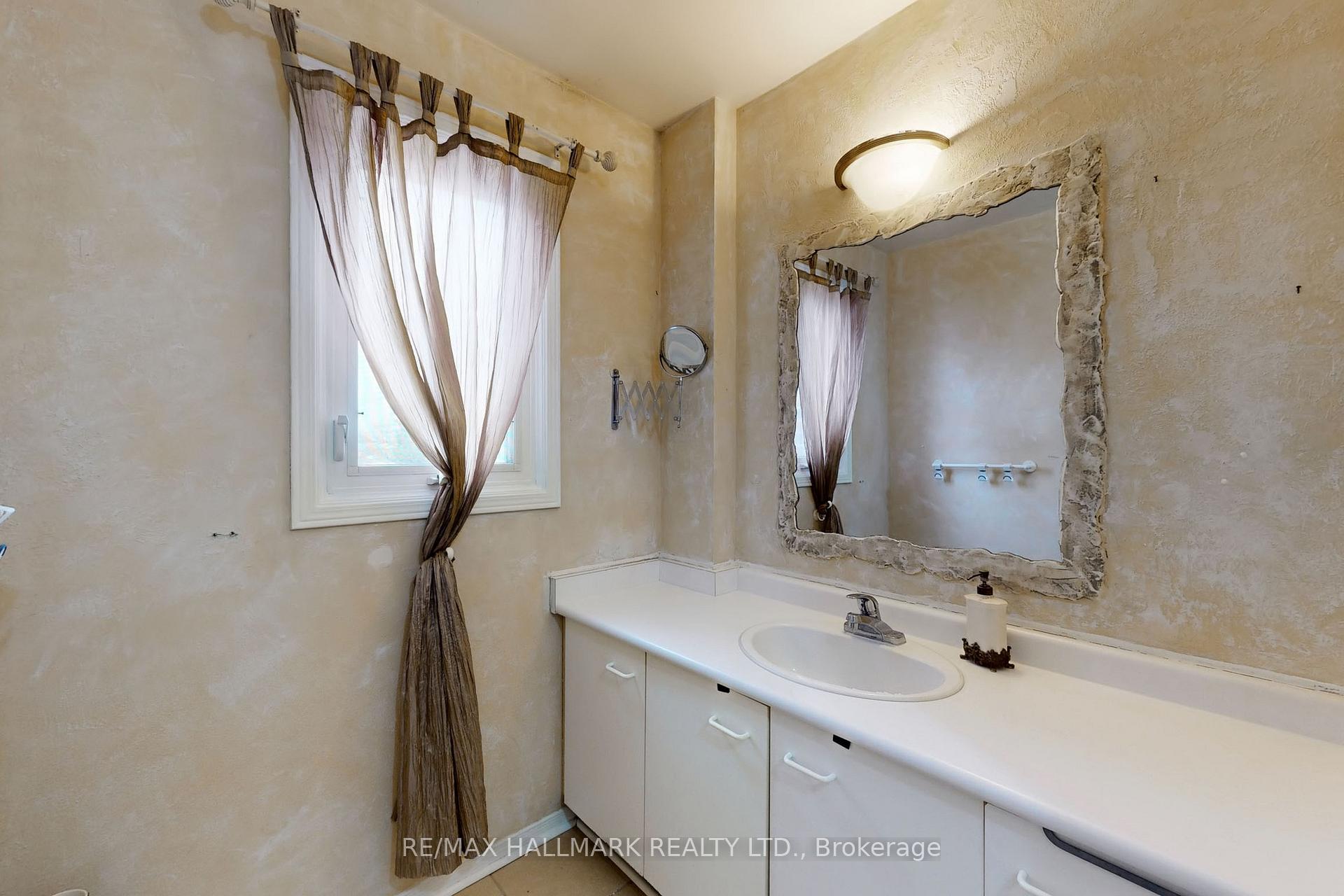 Photo 32 of 80 Brownridge Drive, Vaughan, Brownridge — HOMEH
