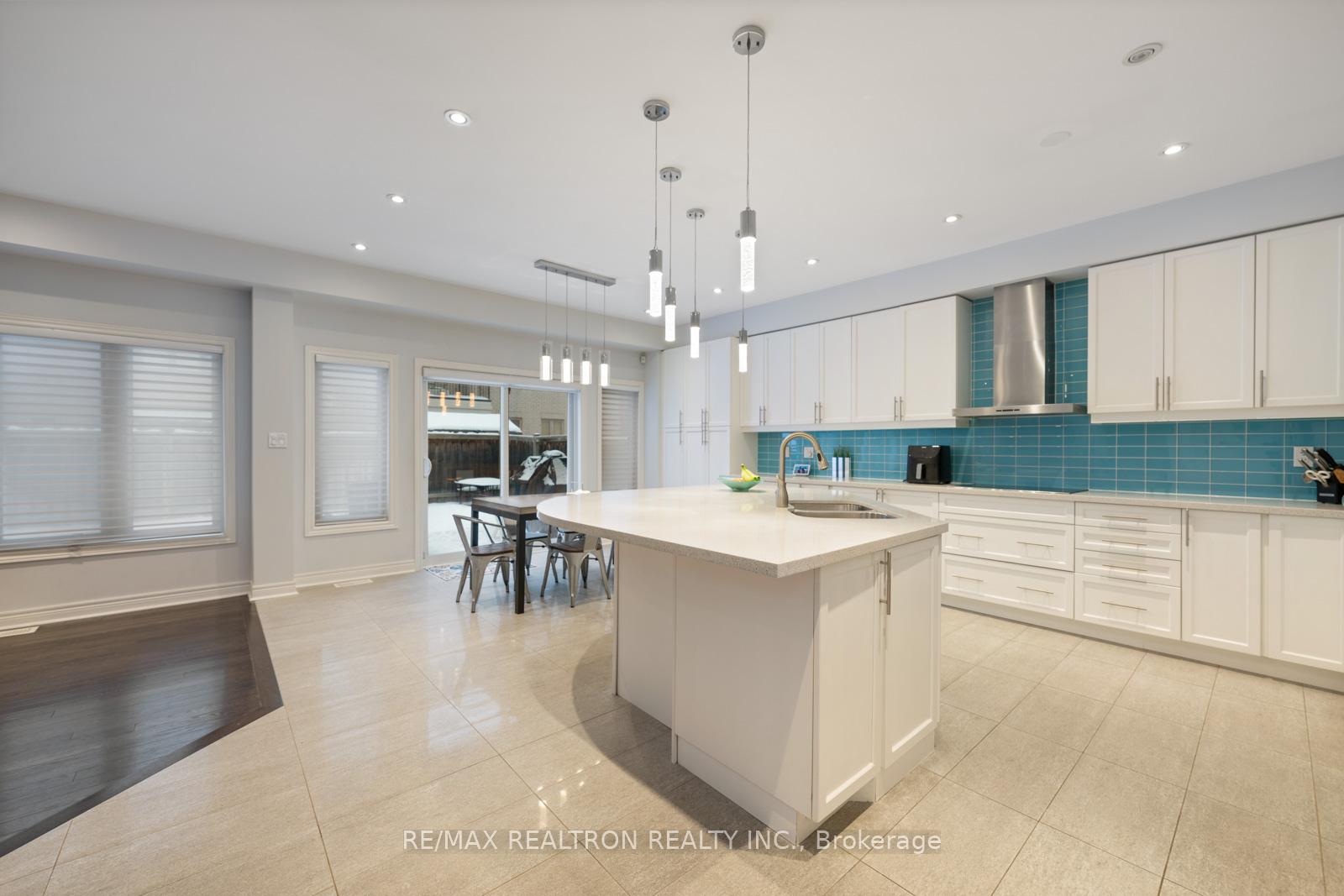 Photo 10 of 38 Wallenberg Drive, Vaughan, Patterson — HOMEH