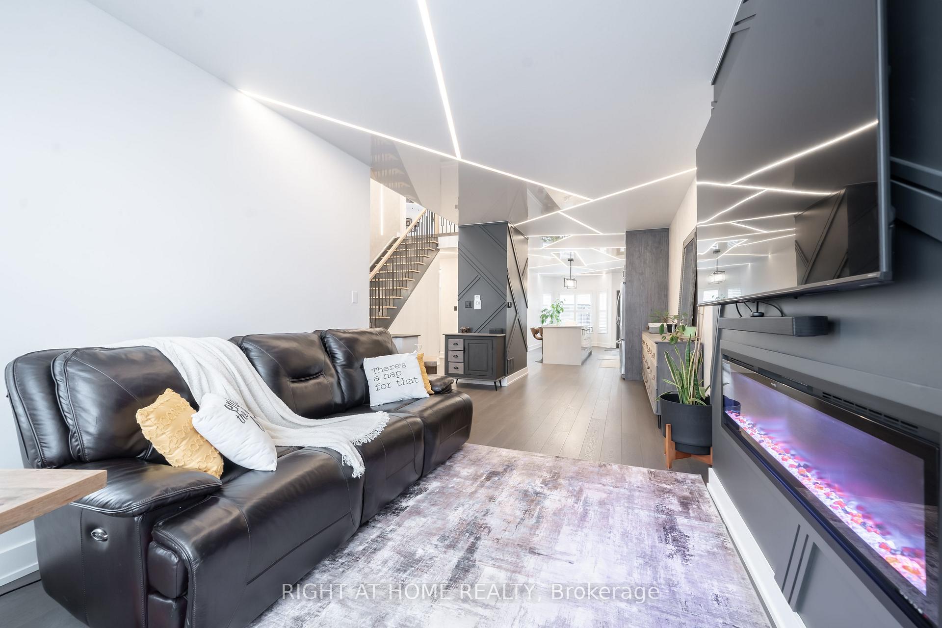 Photo 3 of 130 Sail Crescent, Vaughan, Vellore Village — HOMEH