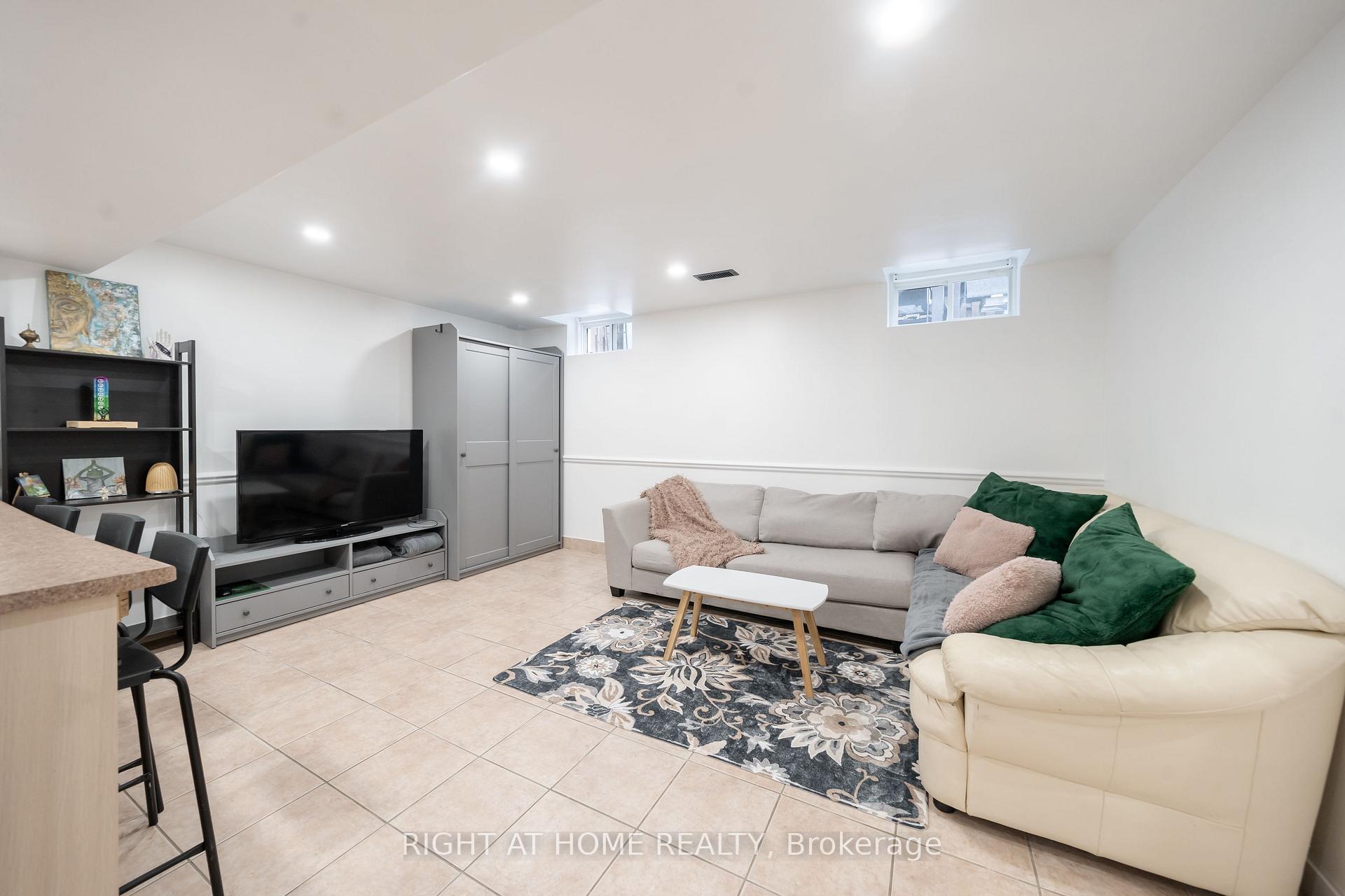 Photo 33 of 130 Sail Crescent, Vaughan, Vellore Village — HOMEH