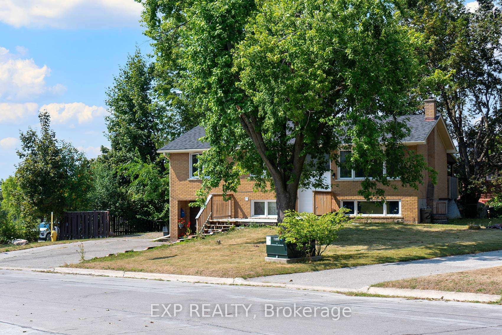 Front of 2 Roslyn Road