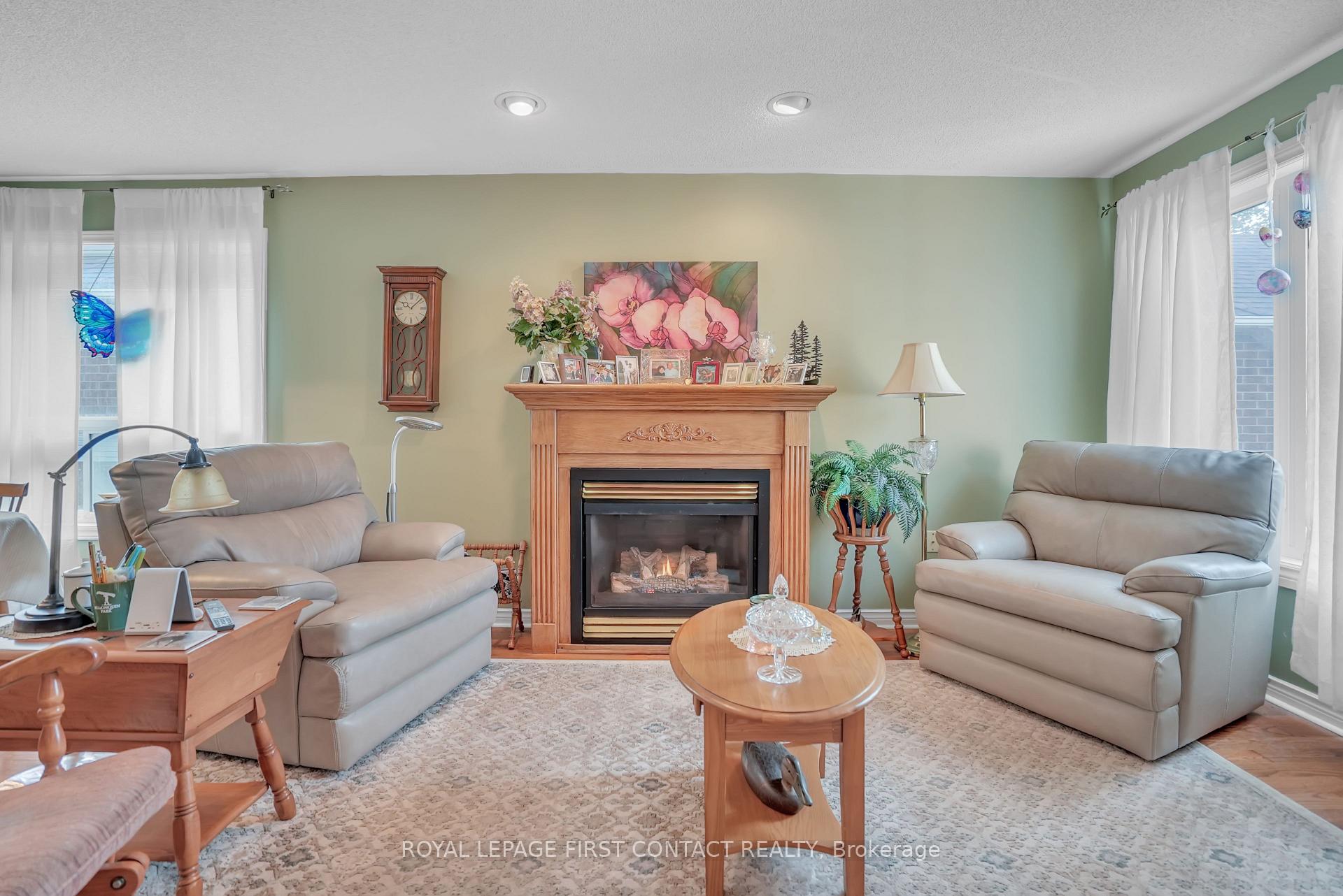 Photo 2 of 40 Felt Crescent, Barrie, Bayshore — HOMEH