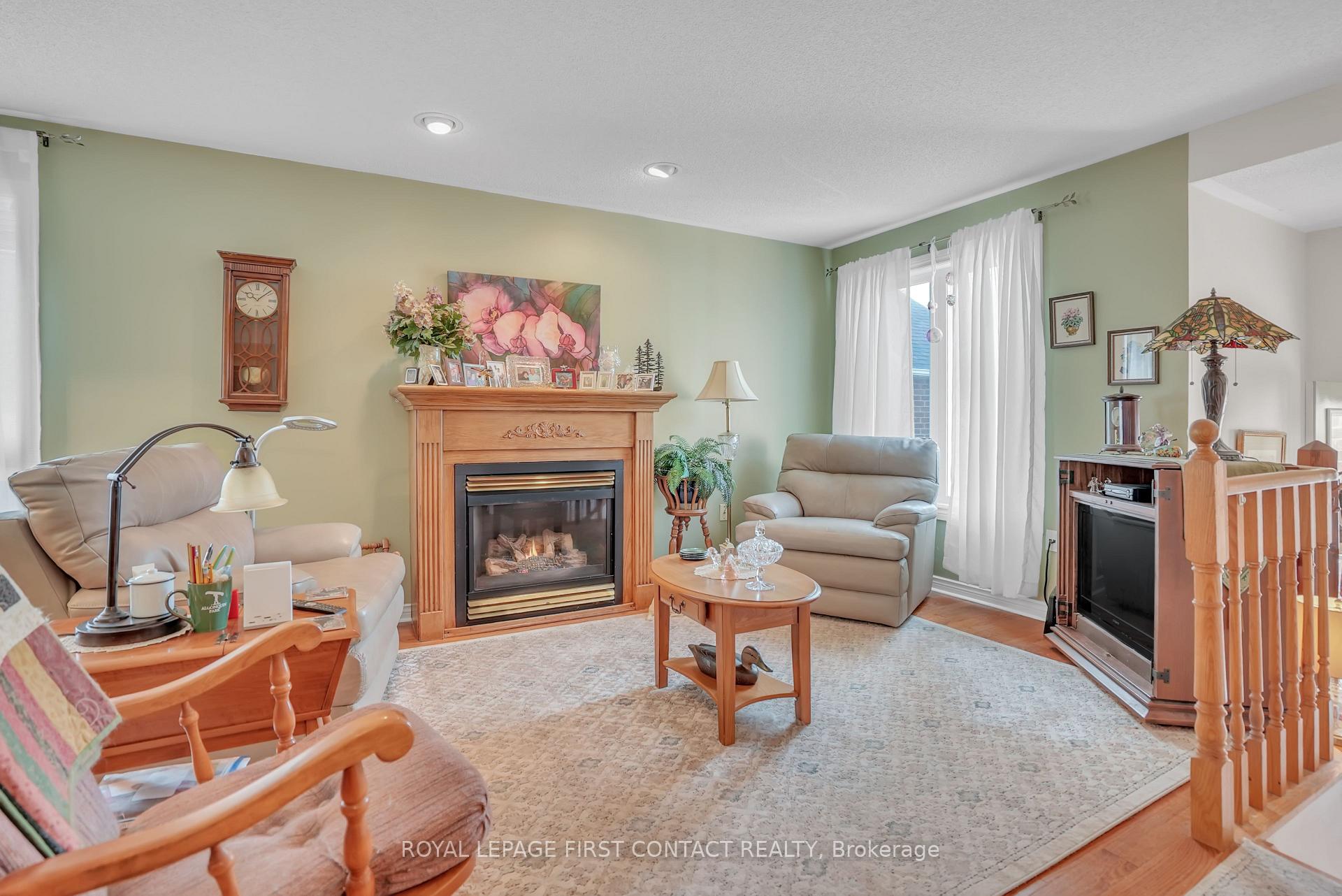 Photo 4 of 40 Felt Crescent, Barrie, Bayshore — HOMEH