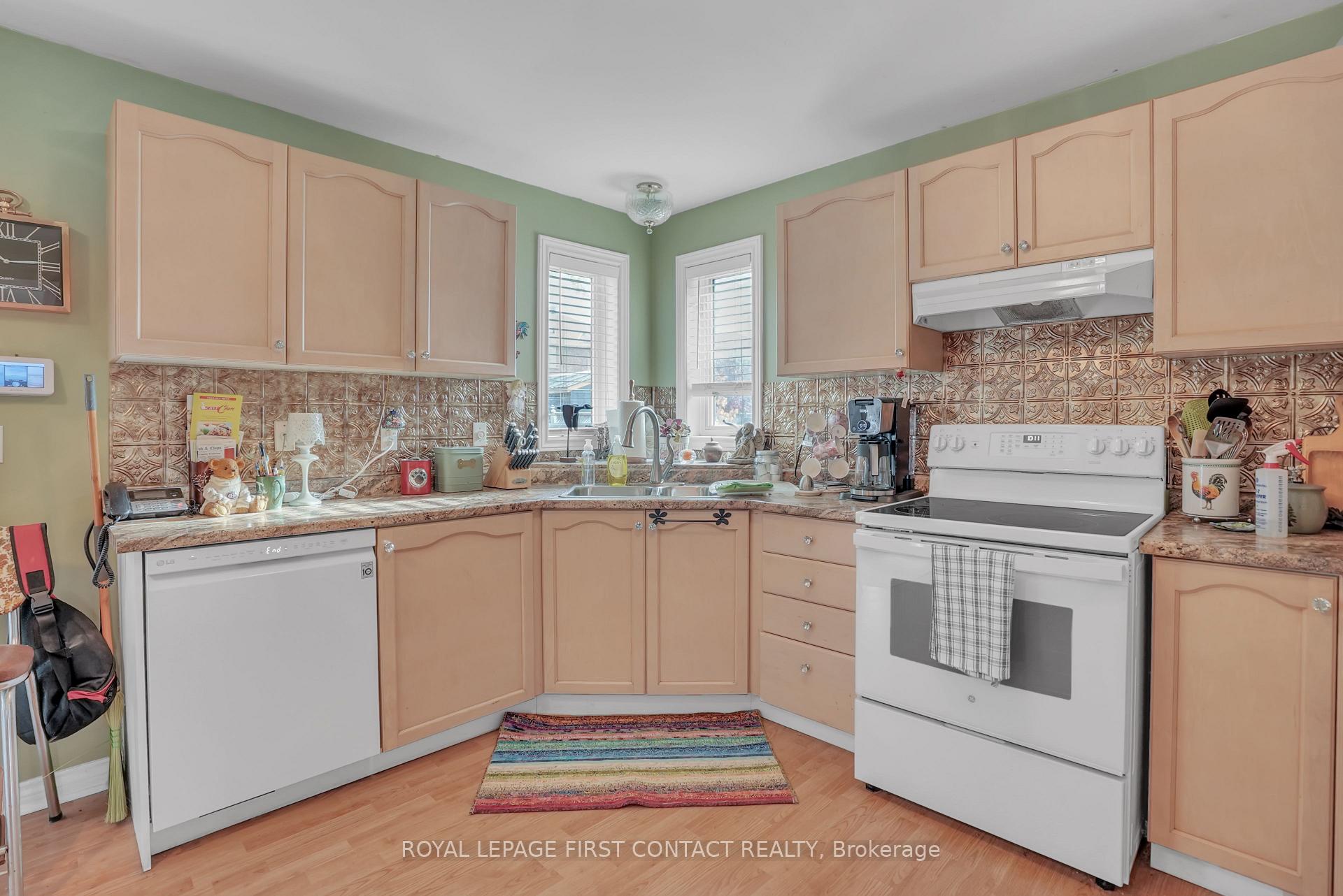 Photo 8 of 40 Felt Crescent, Barrie, Bayshore — HOMEH