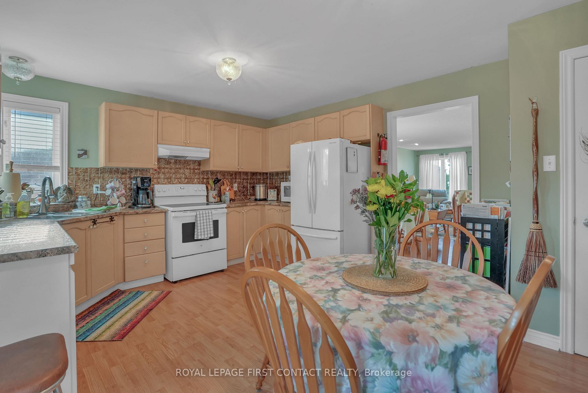 Photo 12 of 40 Felt Crescent, Barrie, Bayshore — HOMEH