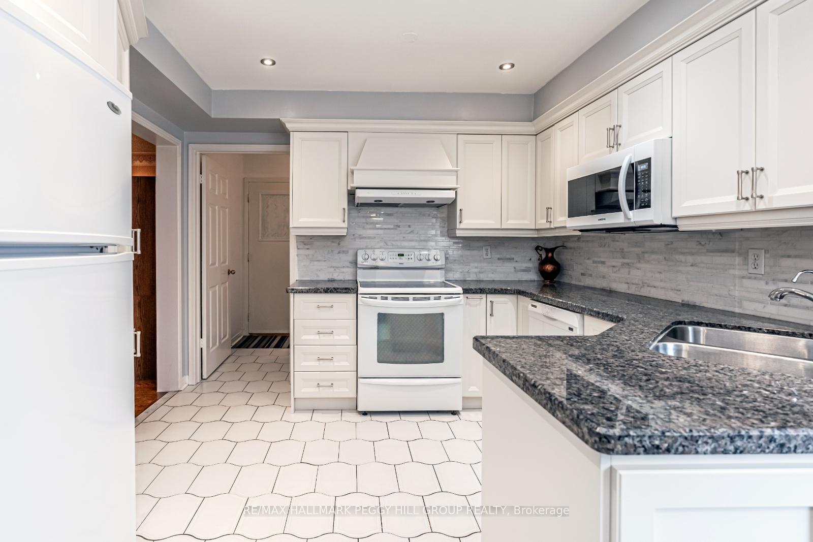 Photo 4 of 16 Kimbergate Way, Vaughan, Brownridge — HOMEH
