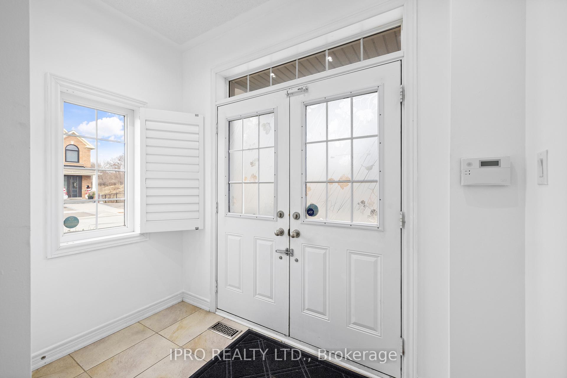 Photo 5 of 97 Gentile Circle, Vaughan, Elder Mills — HOMEH