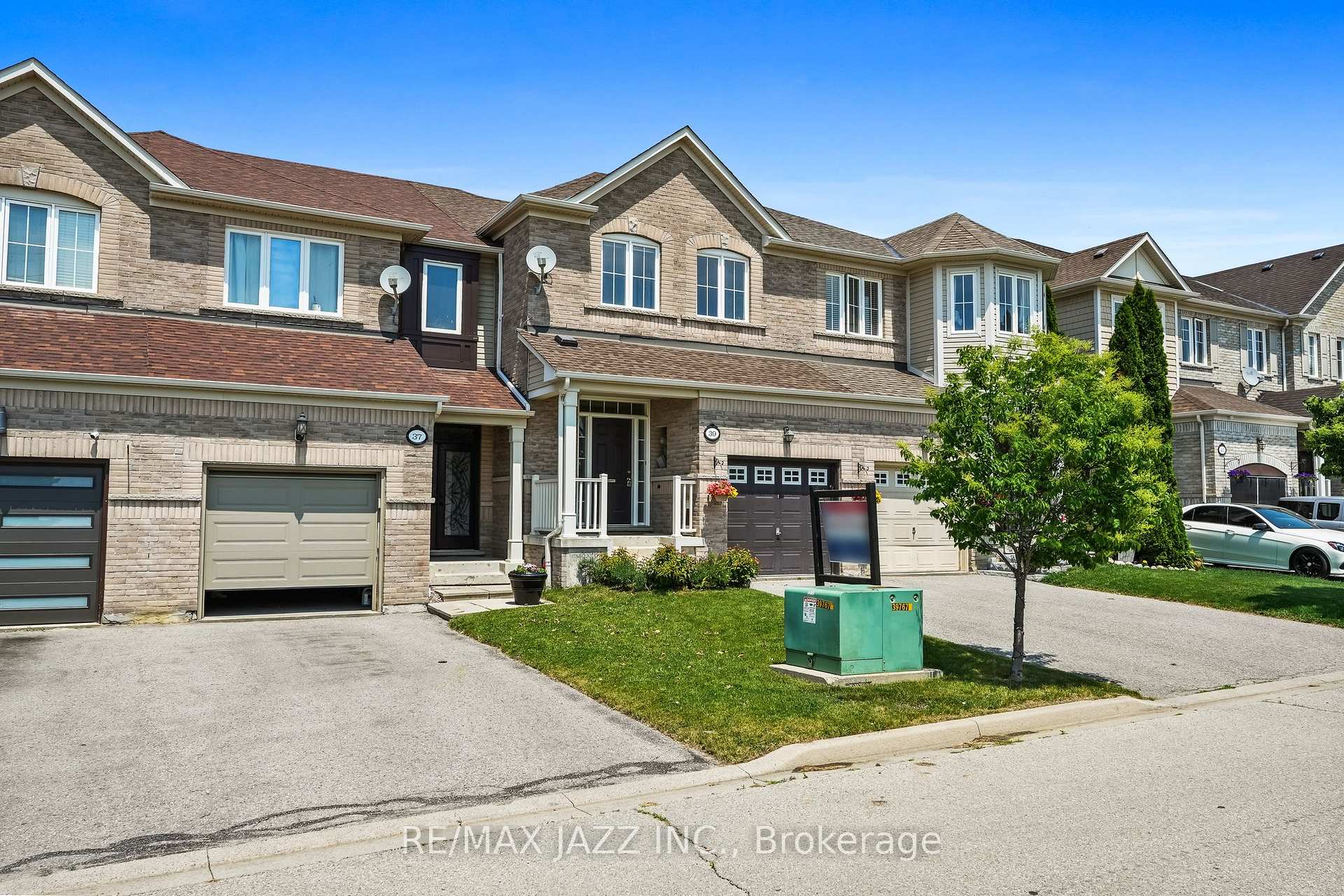 Photo 3 of 39 Silverwood Circle, Ajax, Central East — HOMEH