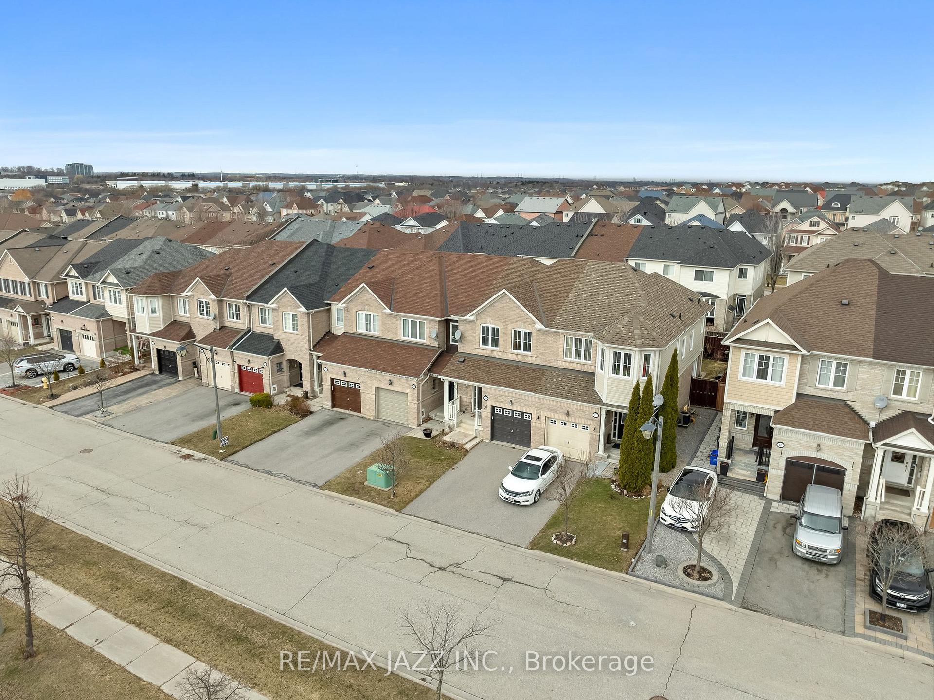 Photo 7 of 39 Silverwood Circle, Ajax, Central East — HOMEH