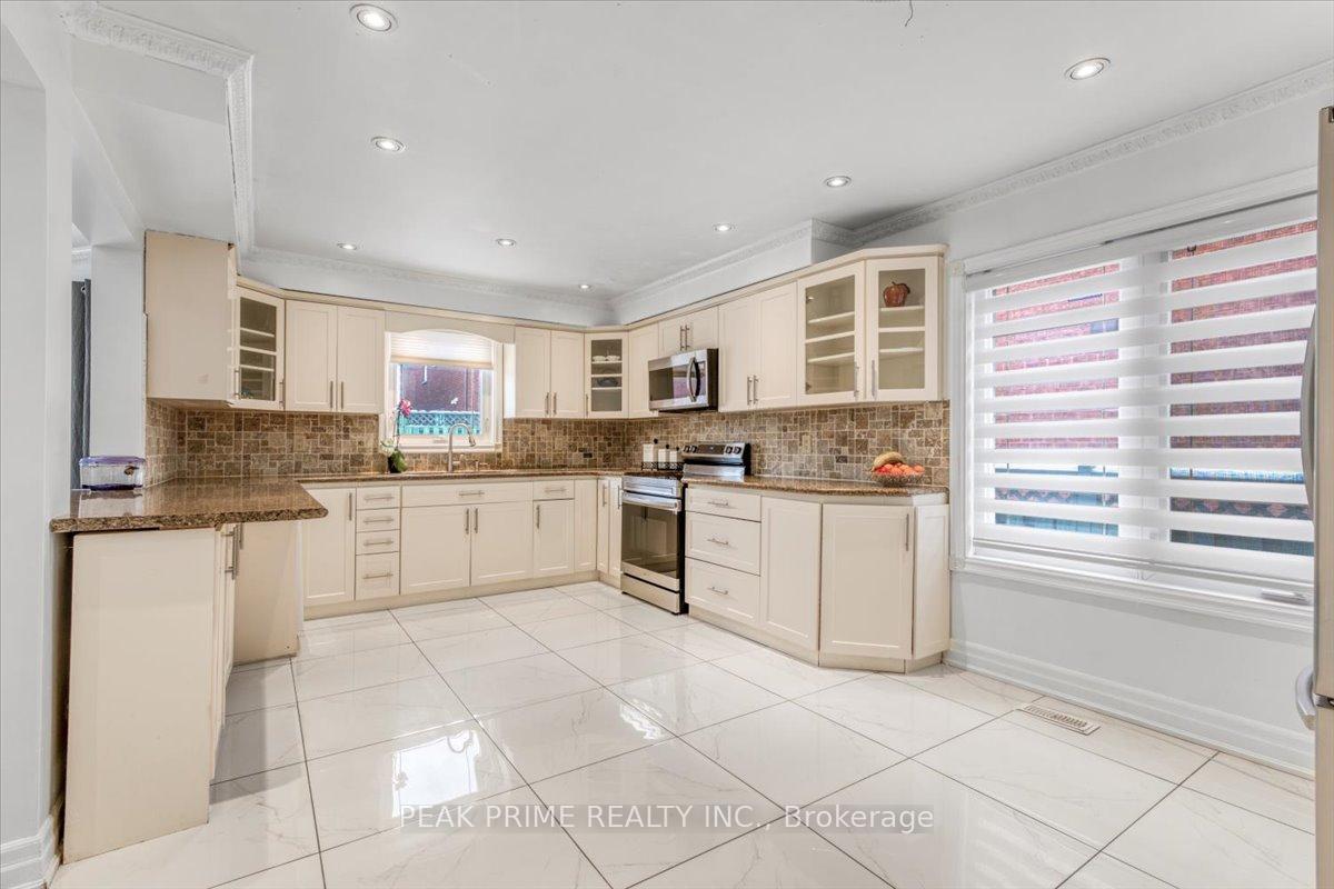 Photo 4 of 46 Sungold Court, Vaughan, West Woodbridge — HOMEH