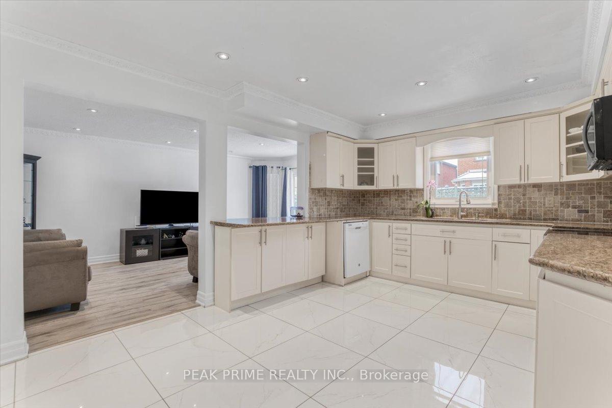 Photo 6 of 46 Sungold Court, Vaughan, West Woodbridge — HOMEH