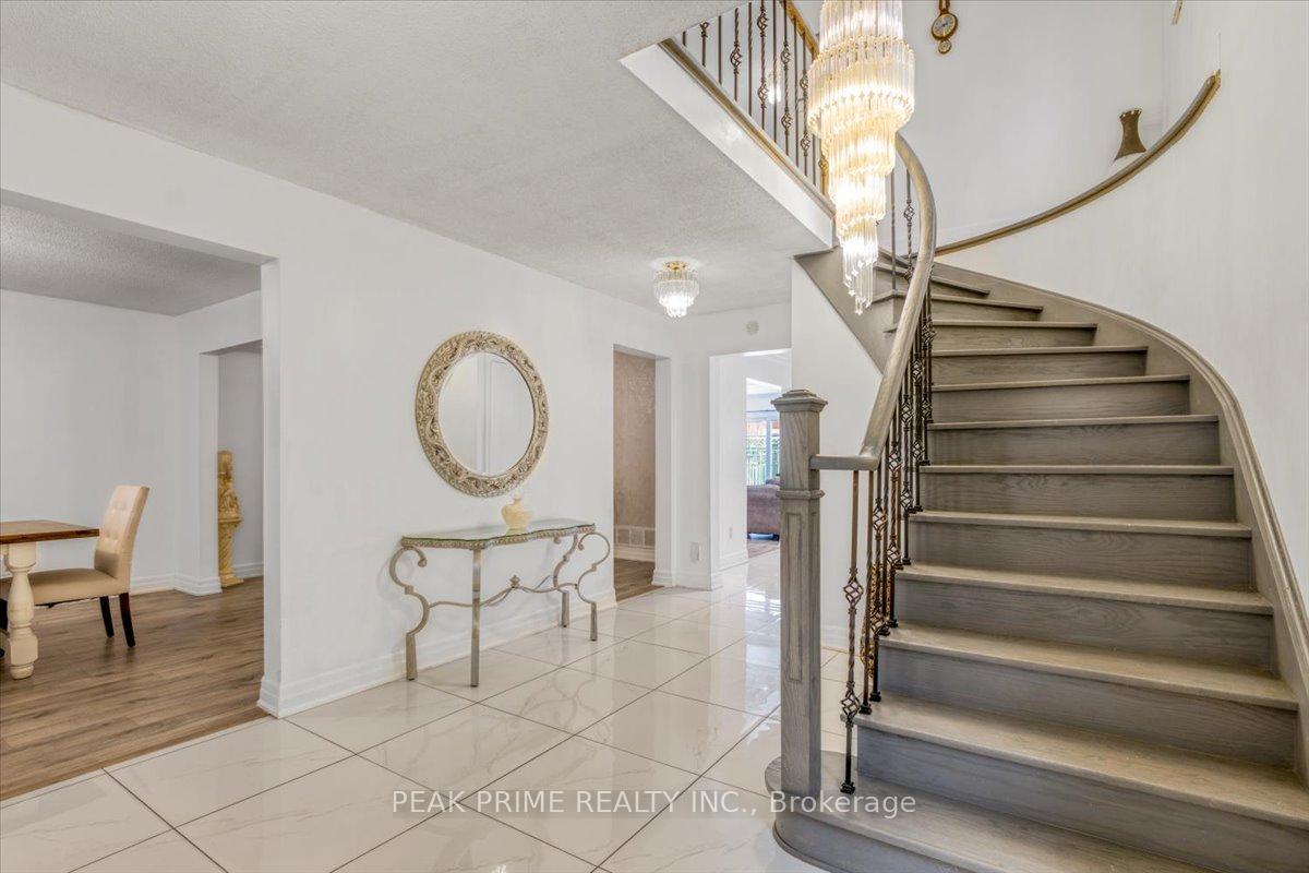 Photo 9 of 46 Sungold Court, Vaughan, West Woodbridge — HOMEH