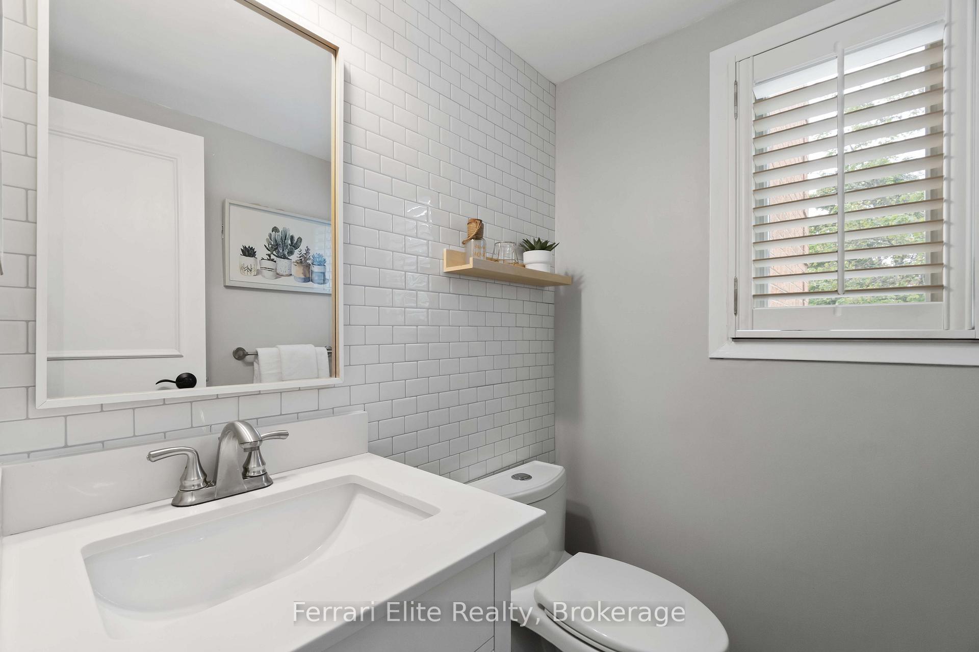 Photo 4 of 38 Lansbury Court, Vaughan, Crestwood-Springfarm-Yorkhill — HOMEH