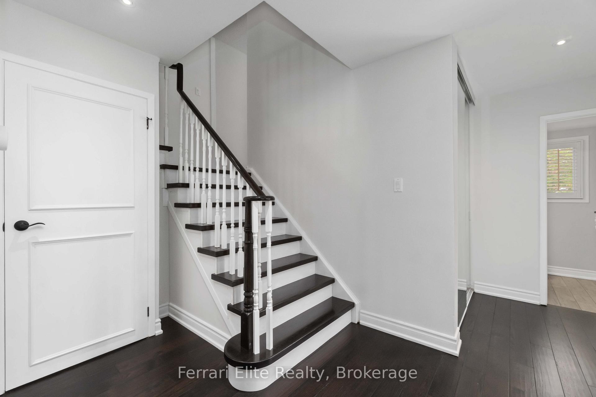 Photo 5 of 38 Lansbury Court, Vaughan, Crestwood-Springfarm-Yorkhill — HOMEH