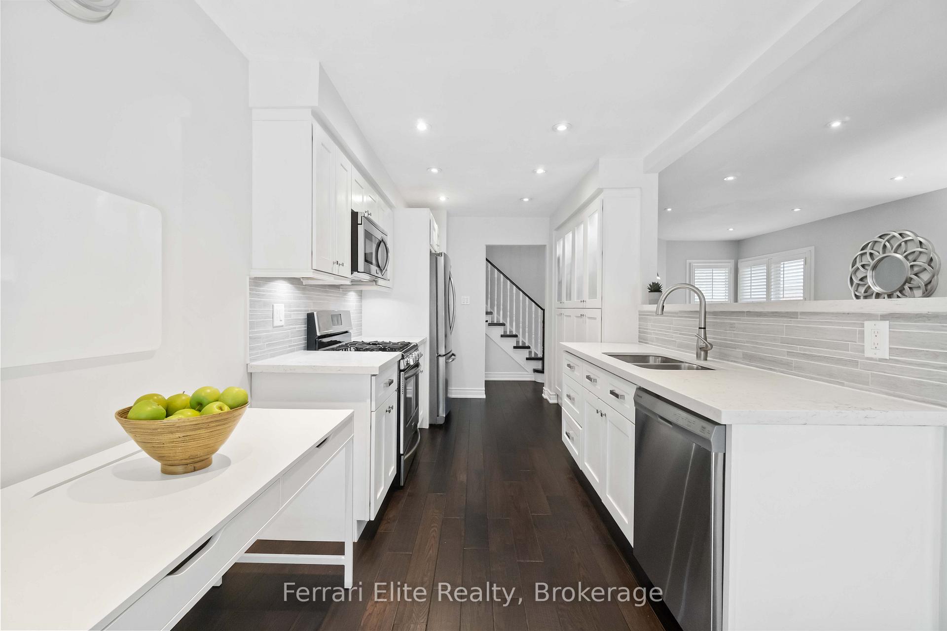 Photo 11 of 38 Lansbury Court, Vaughan, Crestwood-Springfarm-Yorkhill — HOMEH
