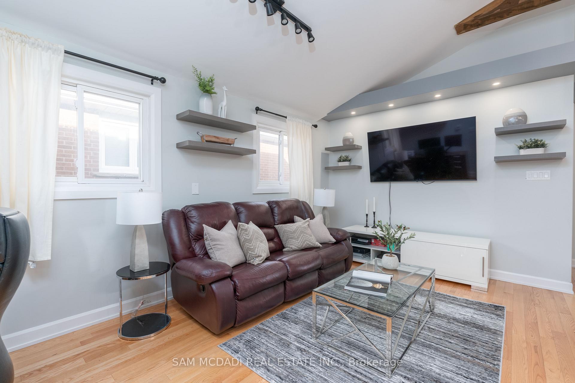 Photo 5 of 140 Aberdeen Avenue, Vaughan, East Woodbridge — HOMEH