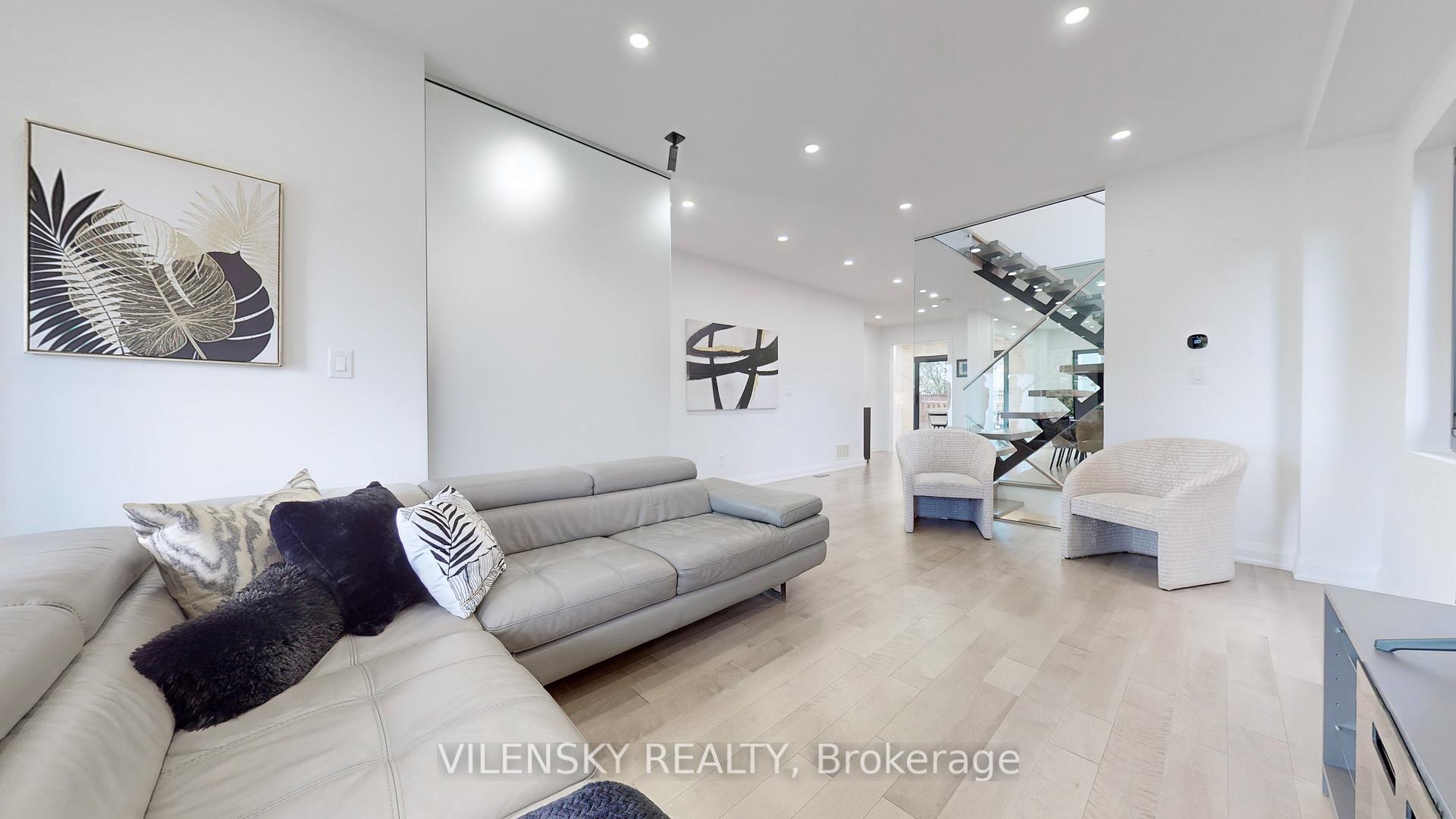Photo 3 of 198 Dufferin Hill Drive, Vaughan, Patterson — HOMEH