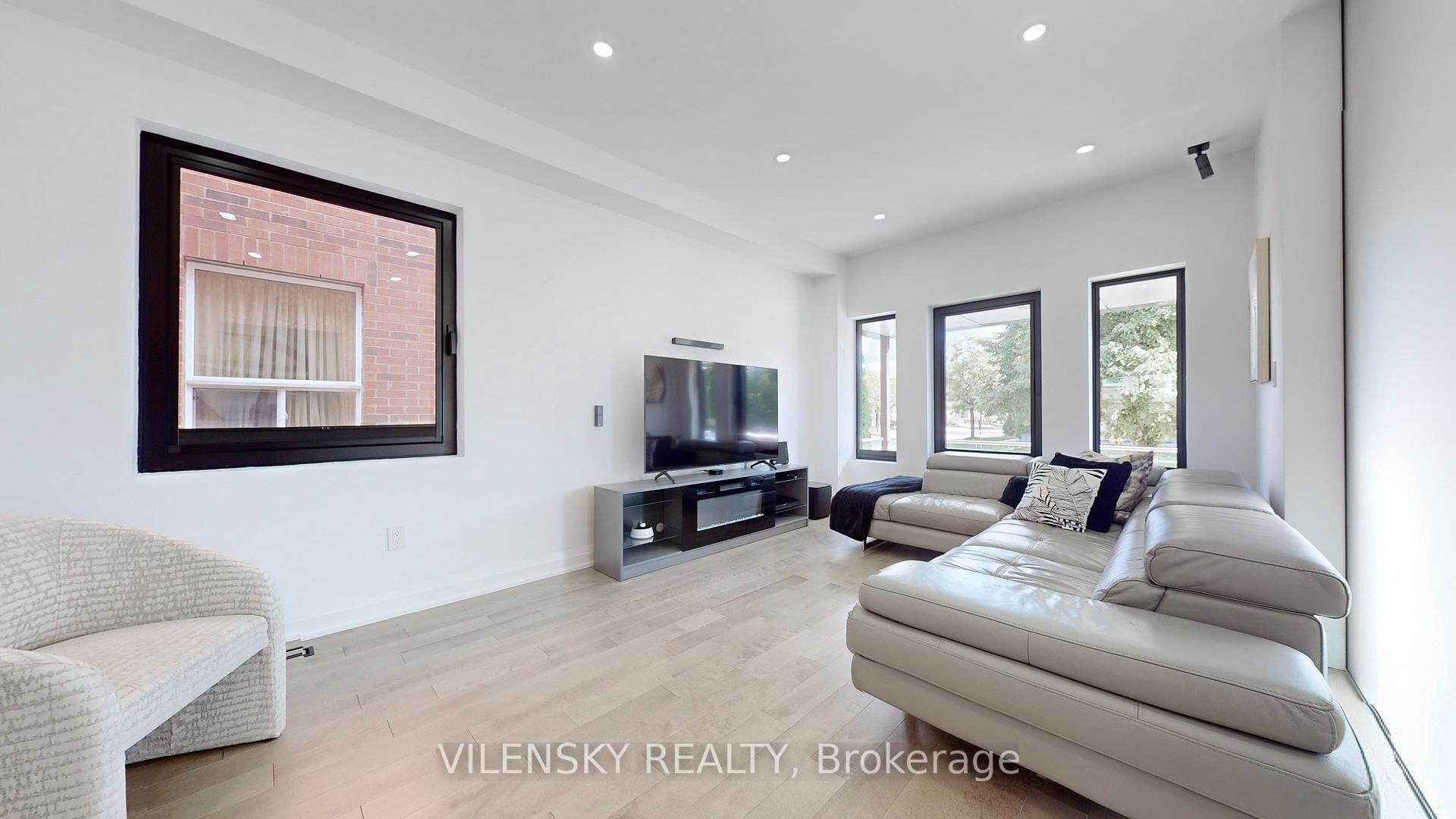 Photo 4 of 198 Dufferin Hill Drive, Vaughan, Patterson — HOMEH