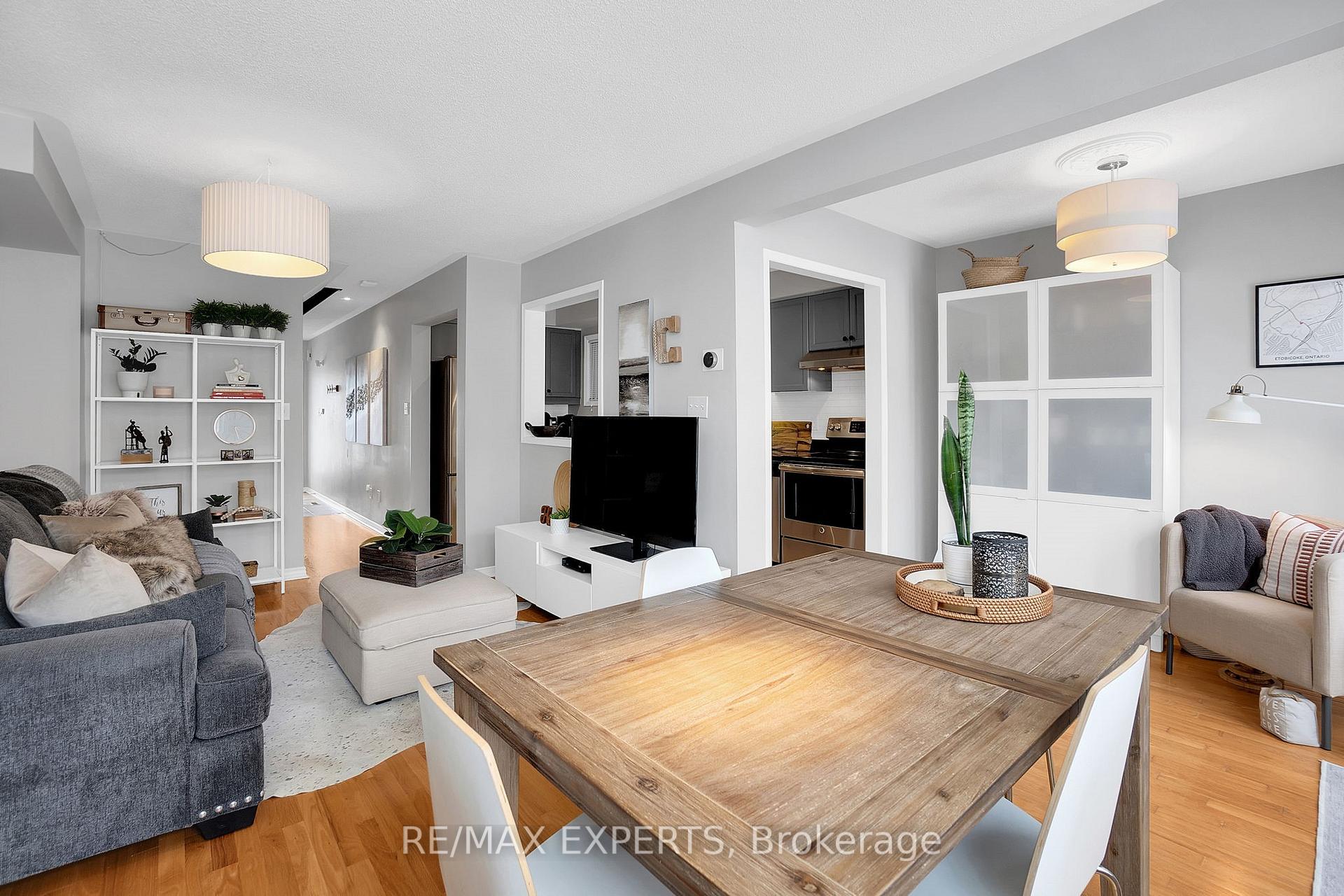 Photo 5 of 72 Giancola Crescent, Vaughan, Maple — HOMEH