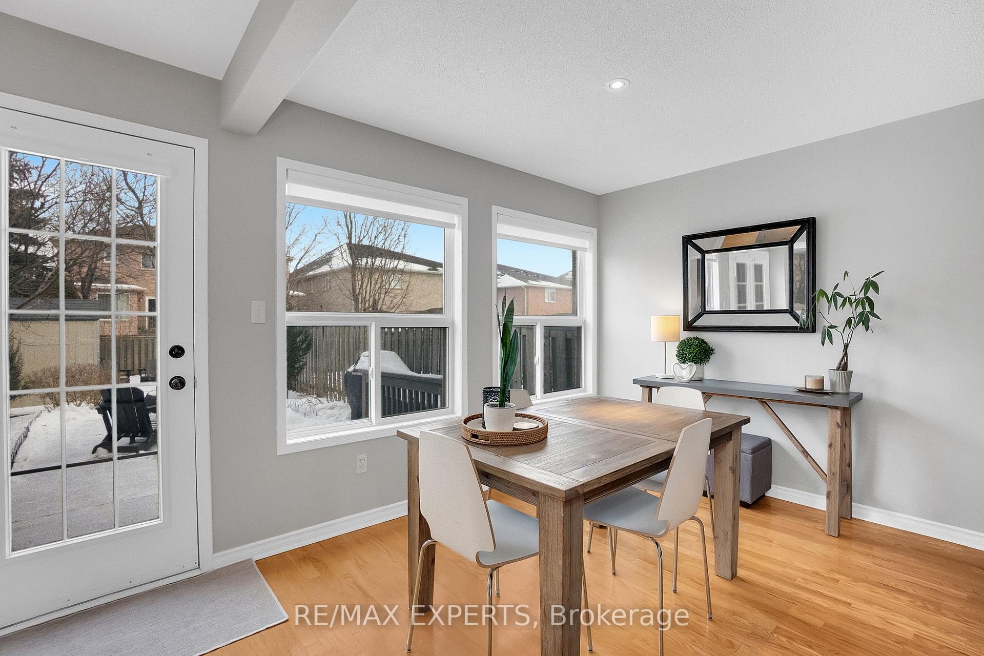 Photo 8 of 72 Giancola Crescent, Vaughan, Maple — HOMEH