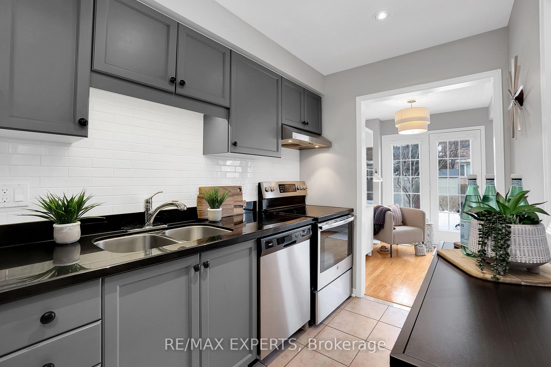Photo 28 of 72 Giancola Crescent, Vaughan, Maple — HOMEH