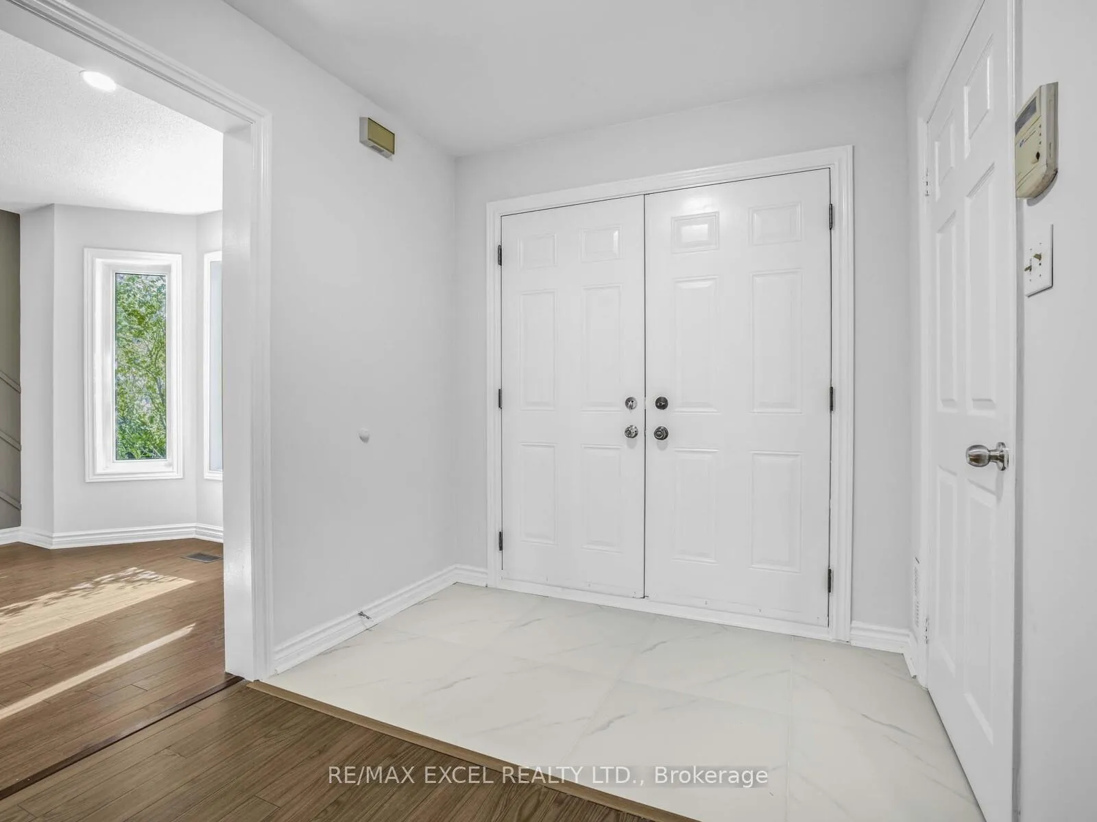 Photo 4 of 25 Golden Meadow Road, Barrie, Bayshore — HOMEH