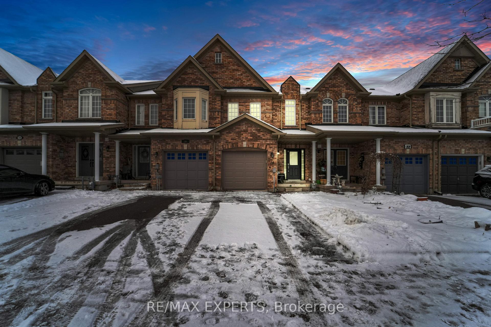 Photo 1 of 24 Crestbank Court, Vaughan, Maple — HOMEH