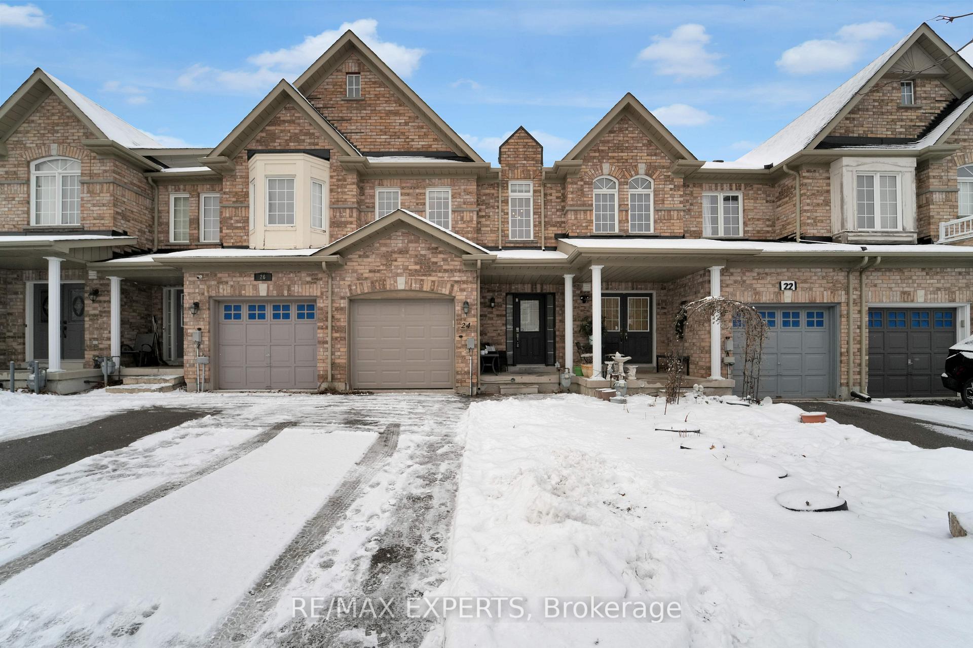 Photo 2 of 24 Crestbank Court, Vaughan, Maple — HOMEH